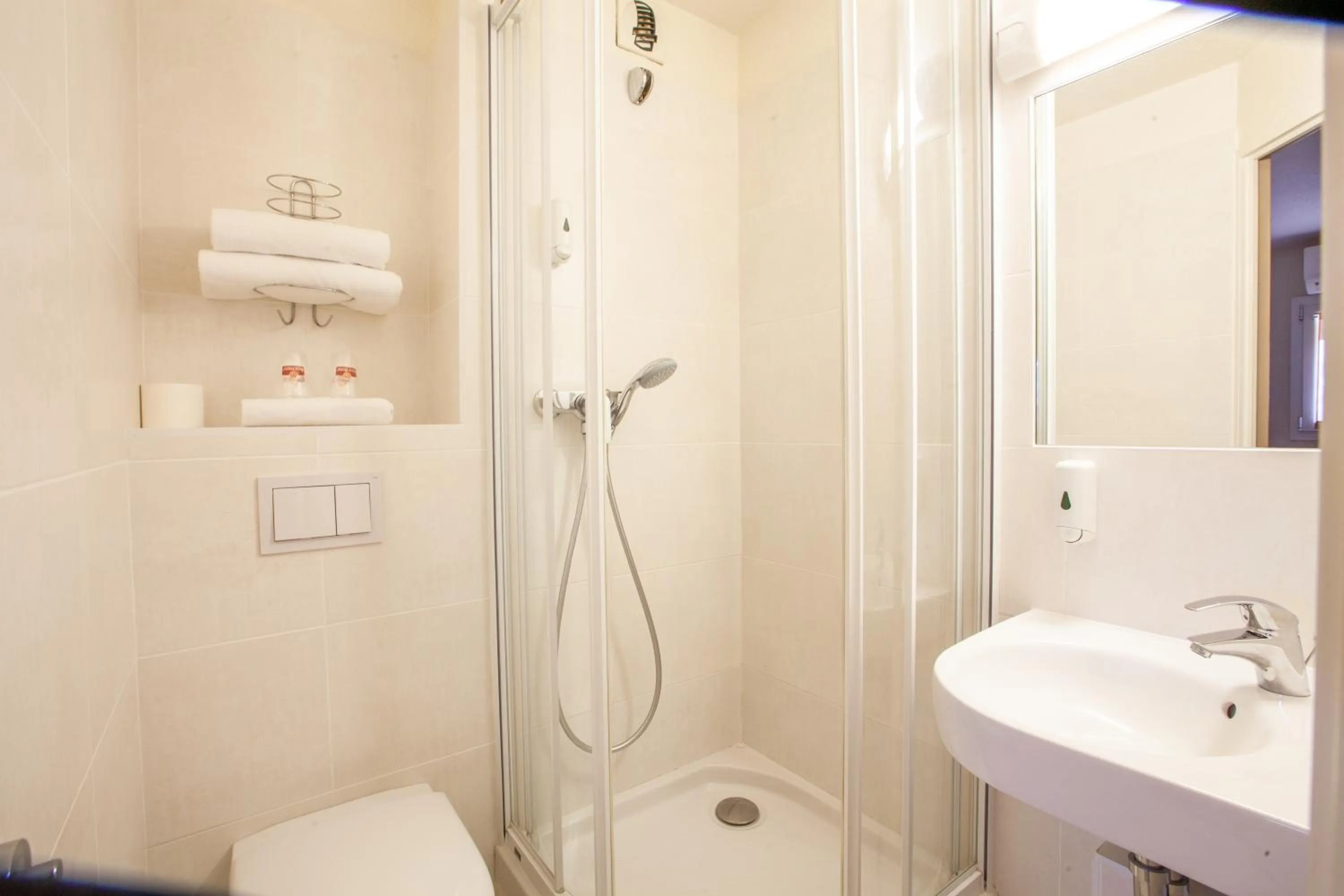 Bathroom in Brit Hotel Lille Centre