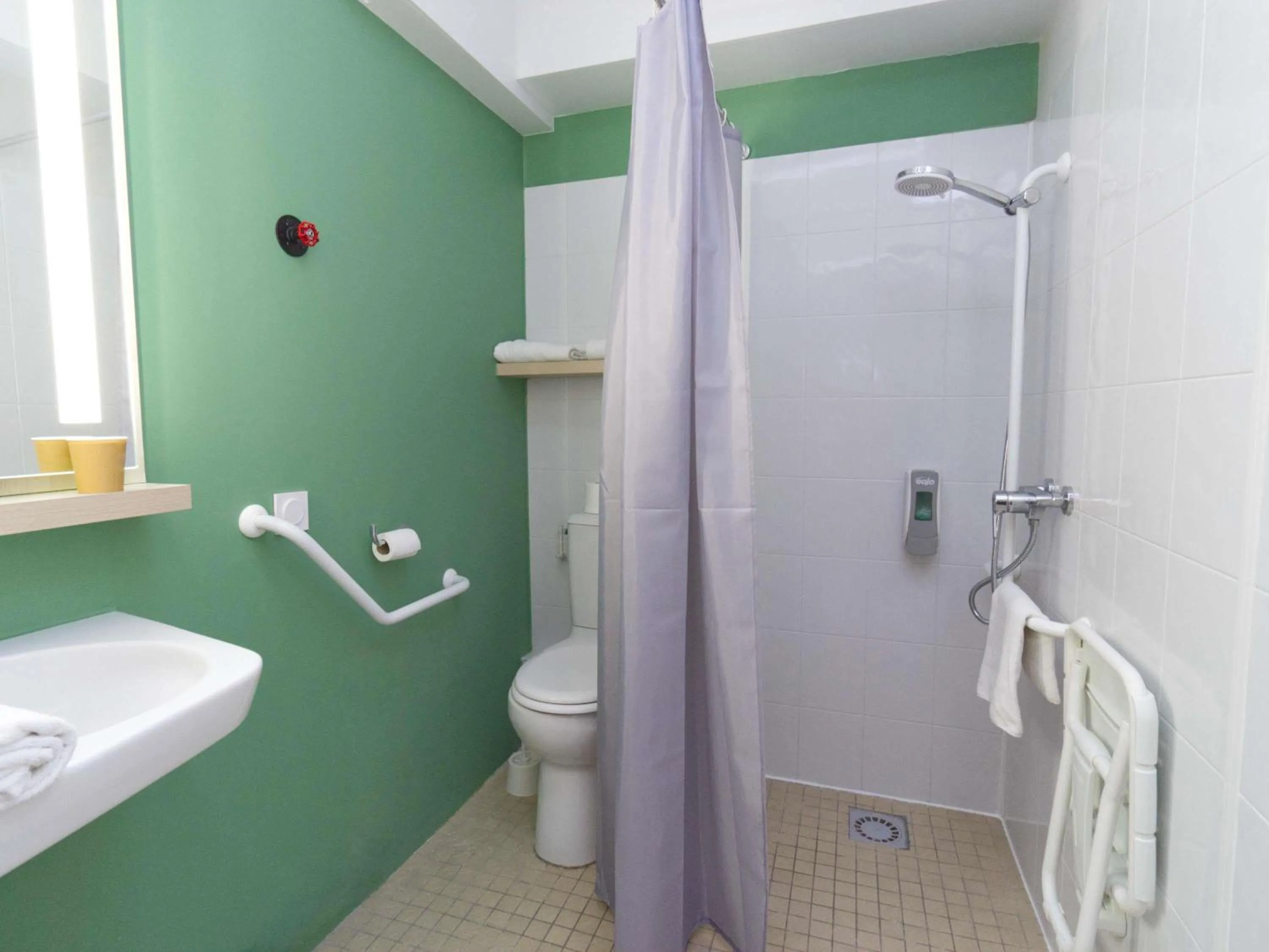 Bedroom in Greet Hôtel Dijon Sud Longvic