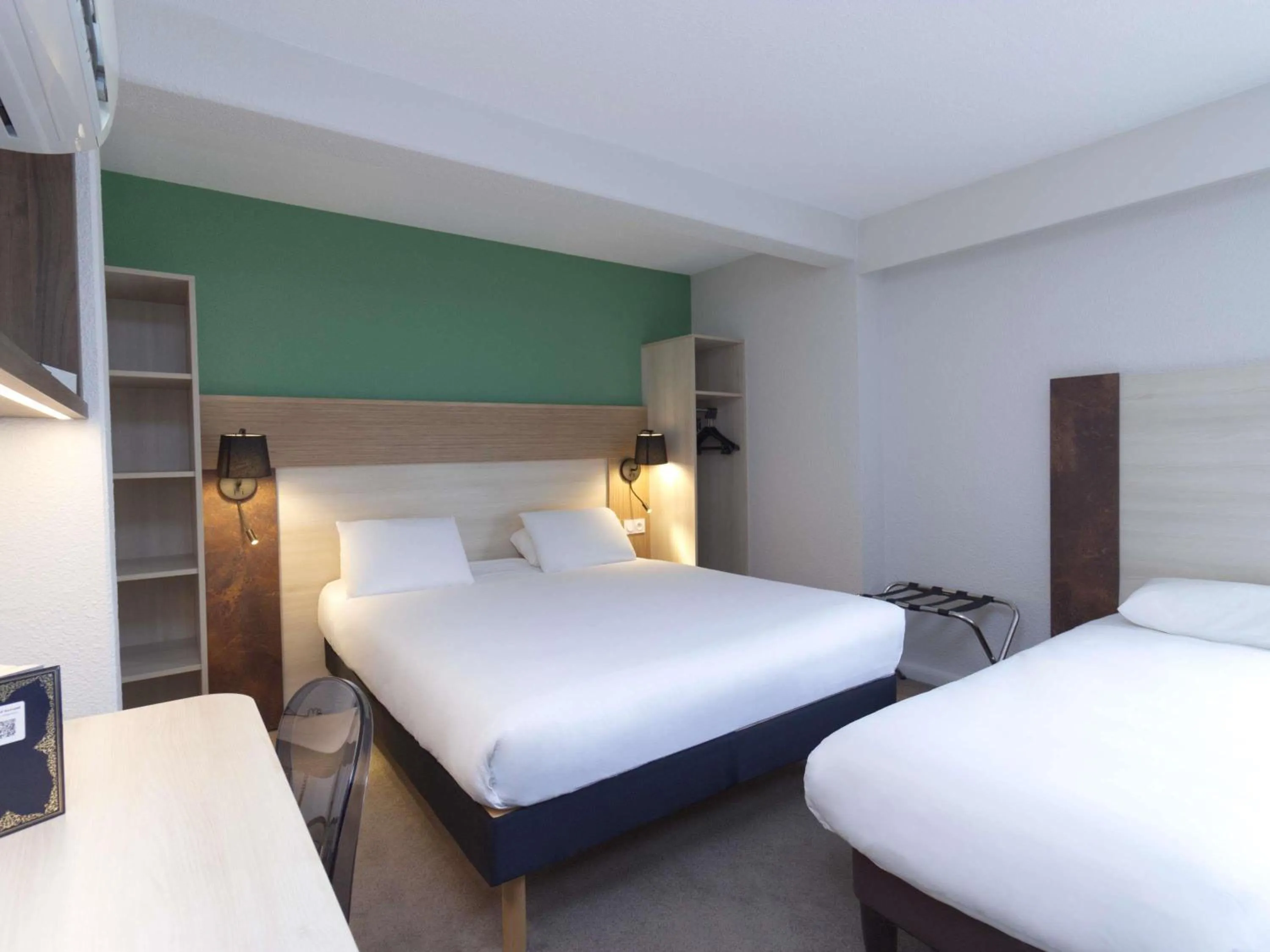 Bedroom, Bed in Greet Hôtel Dijon Sud Longvic