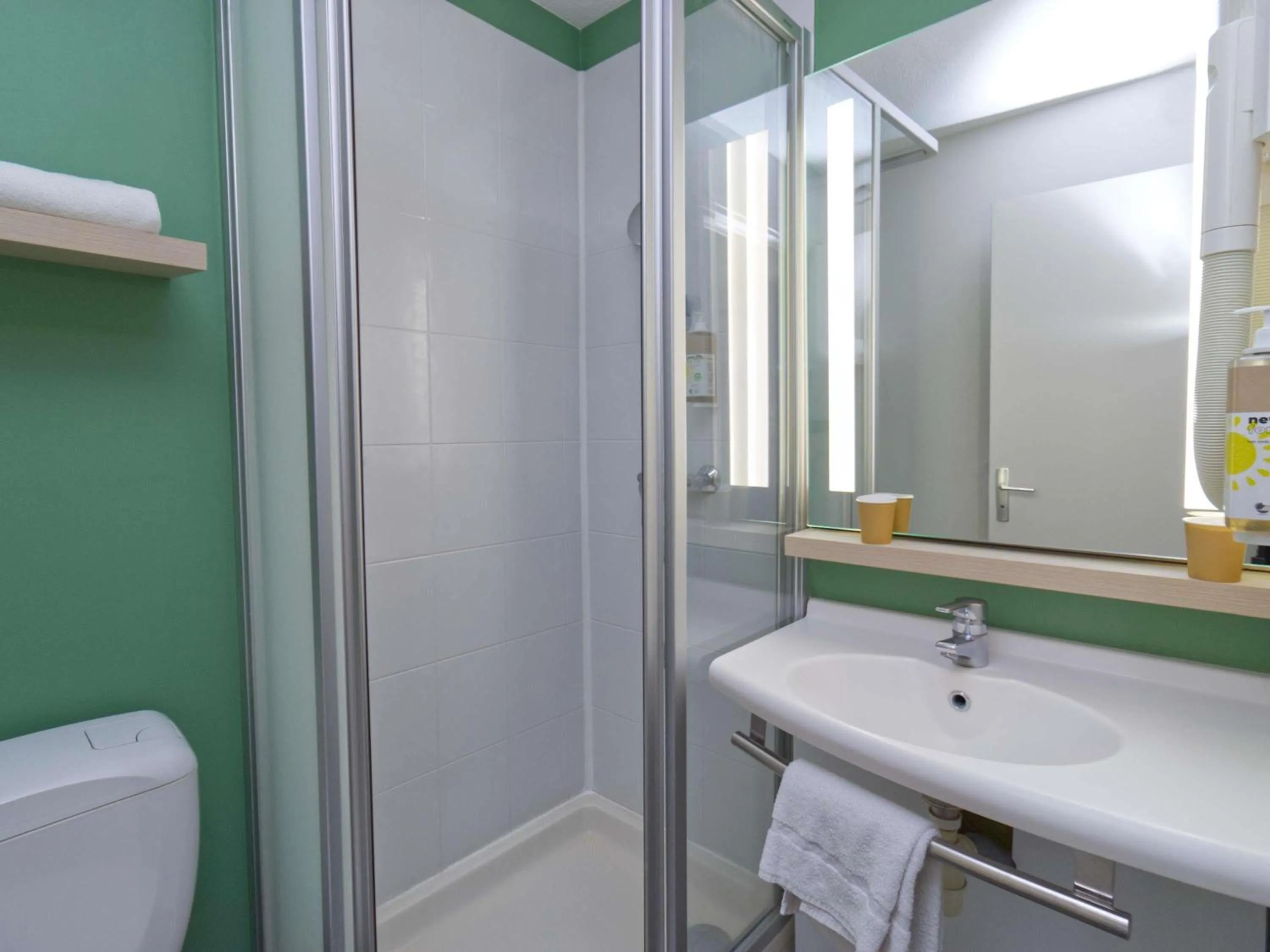 Bathroom in Greet Hôtel Dijon Sud Longvic