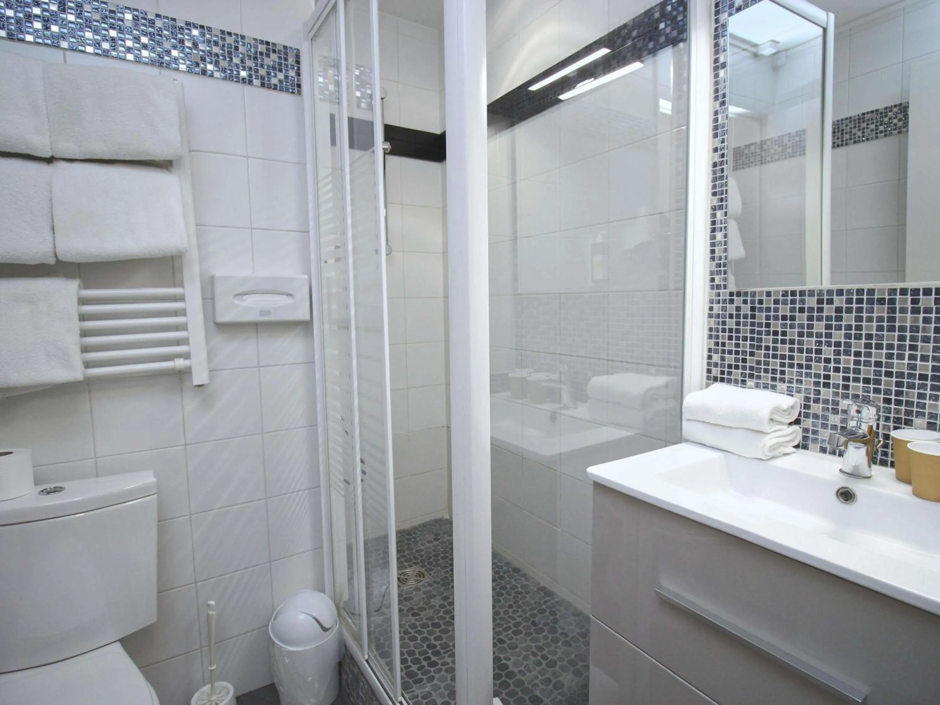 Bathroom in Greet Hôtel Dijon Sud Longvic