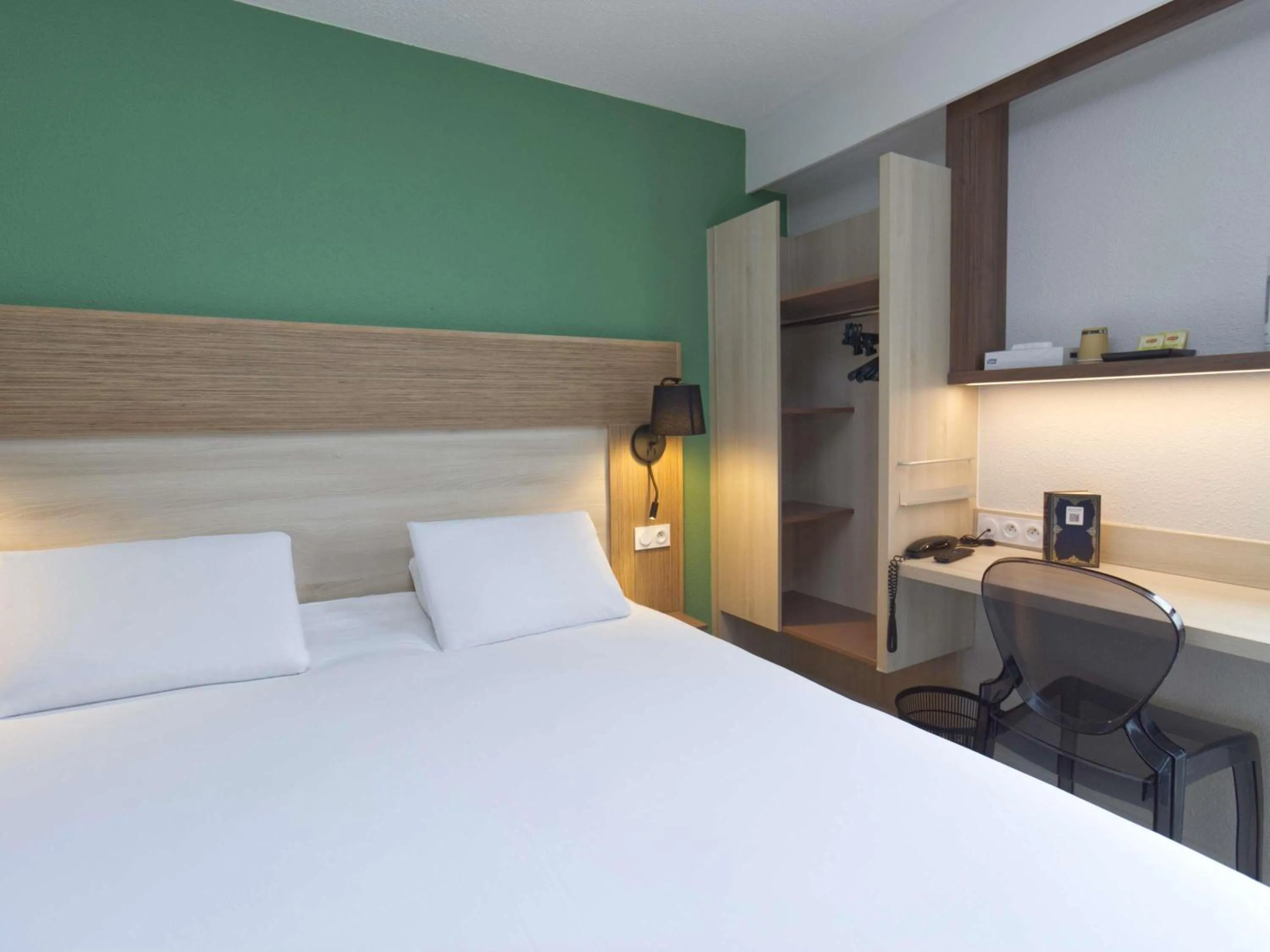 Bedroom, Bed in Greet Hôtel Dijon Sud Longvic