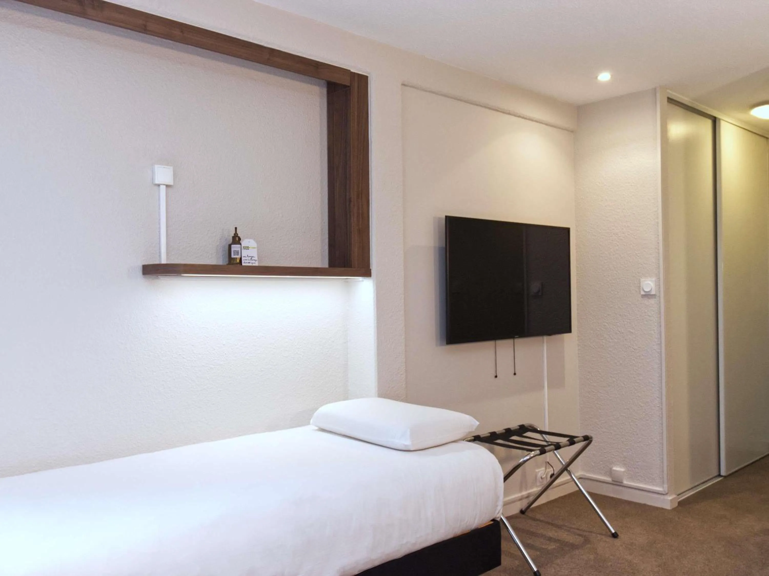 Bedroom, Bed in Greet Hôtel Dijon Sud Longvic