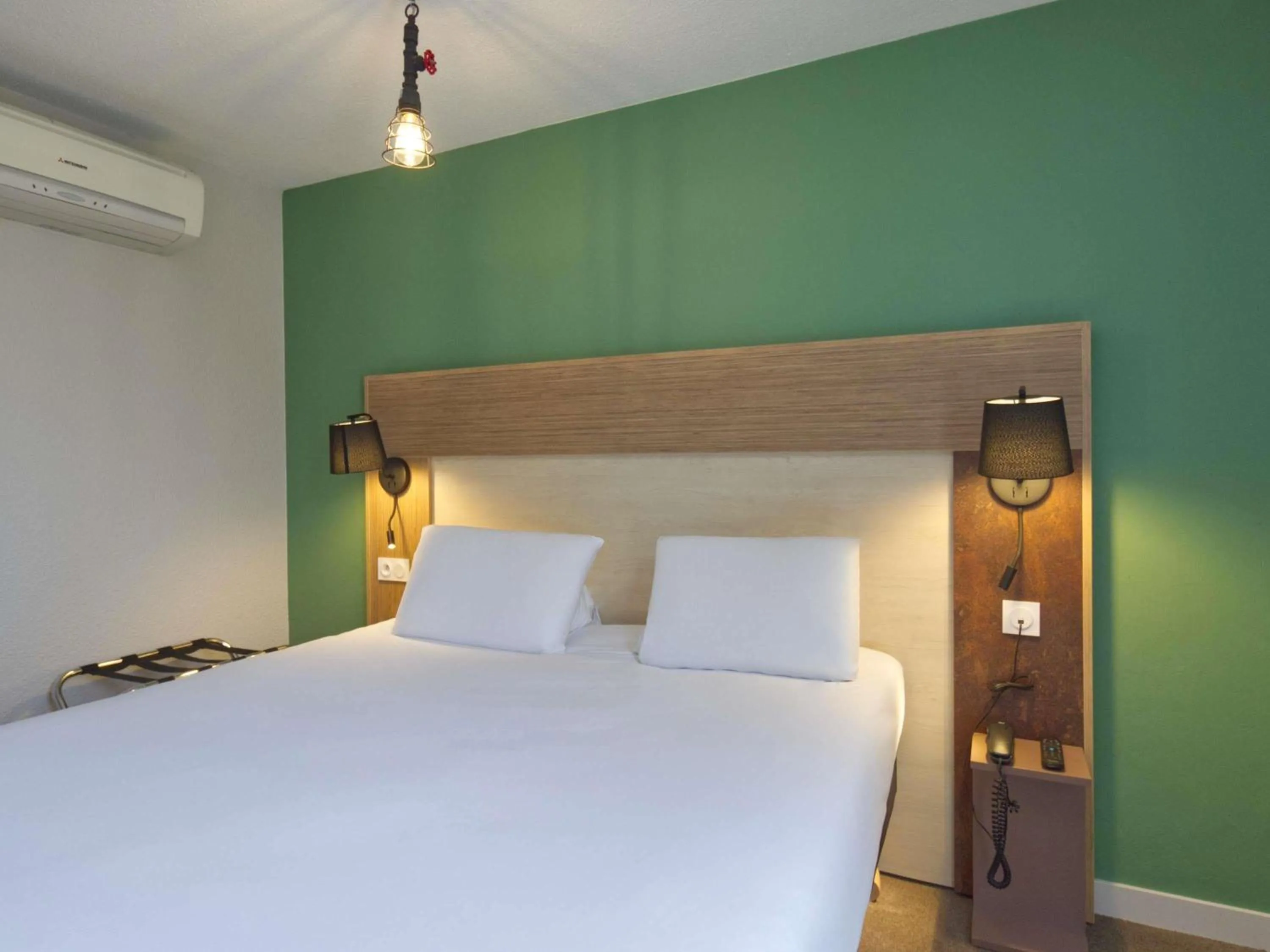 Bedroom, Bed in Greet Hôtel Dijon Sud Longvic