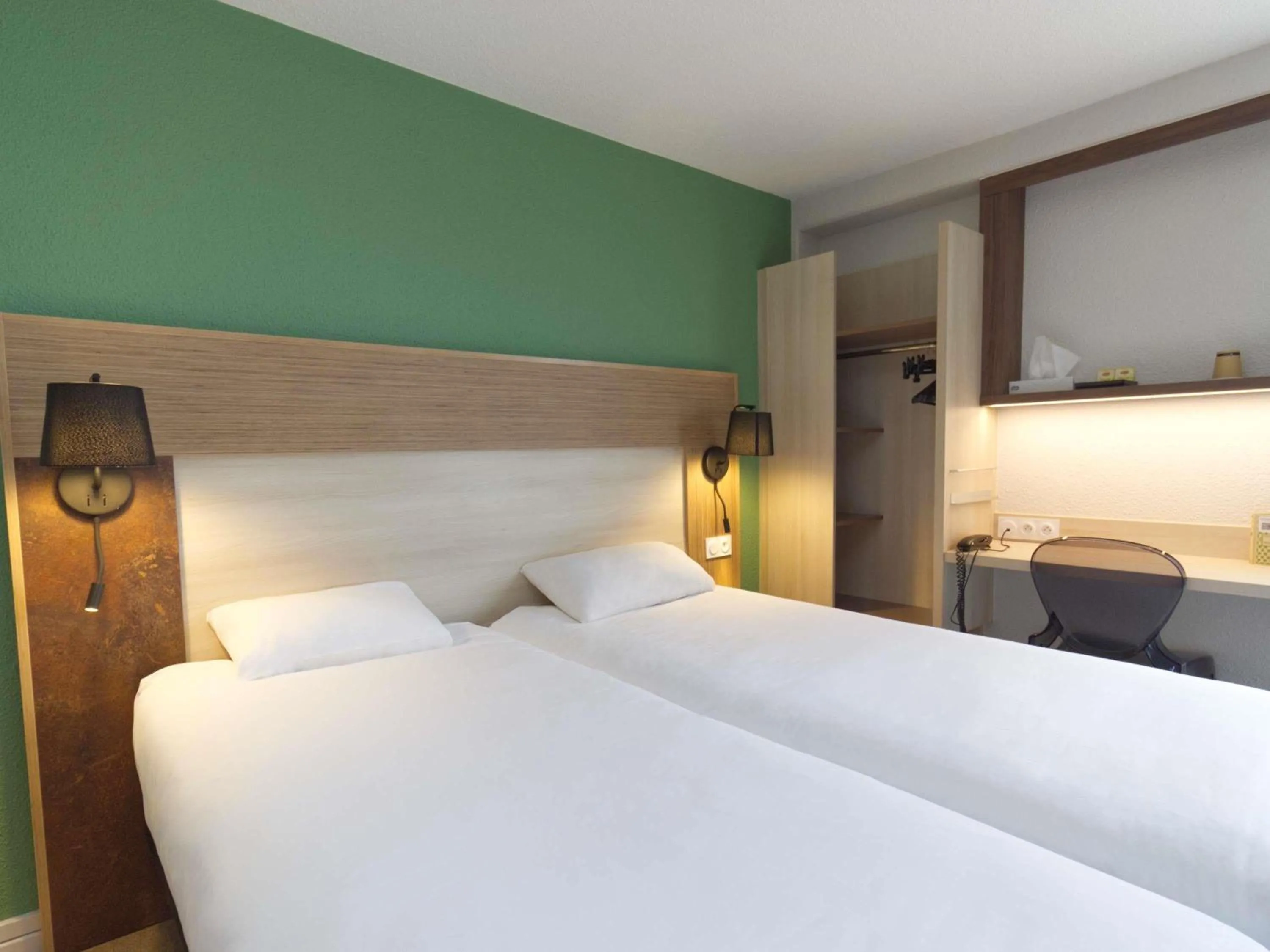 Bedroom, Bed in Greet Hôtel Dijon Sud Longvic