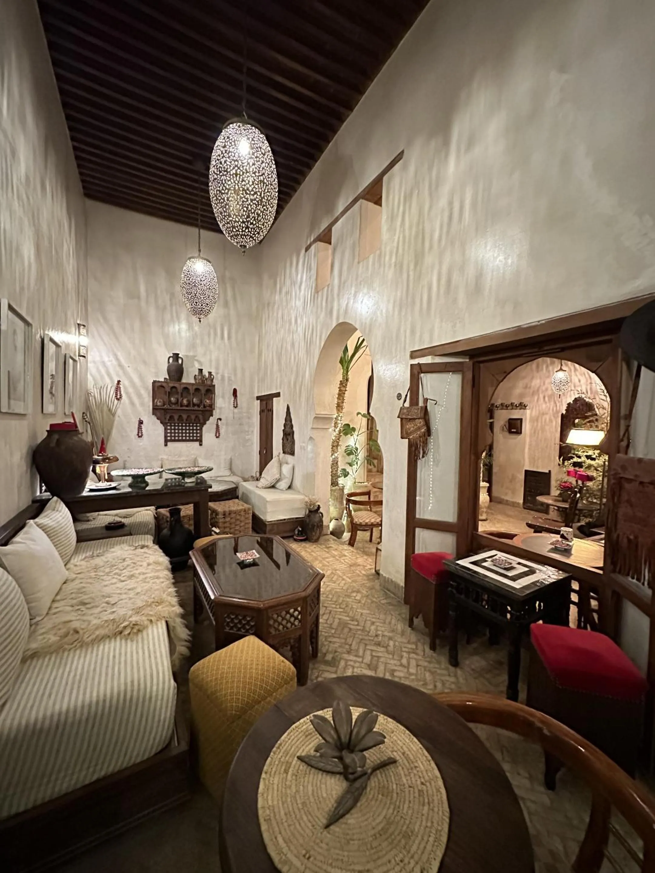 Dining area, Bed in Dar Rafti