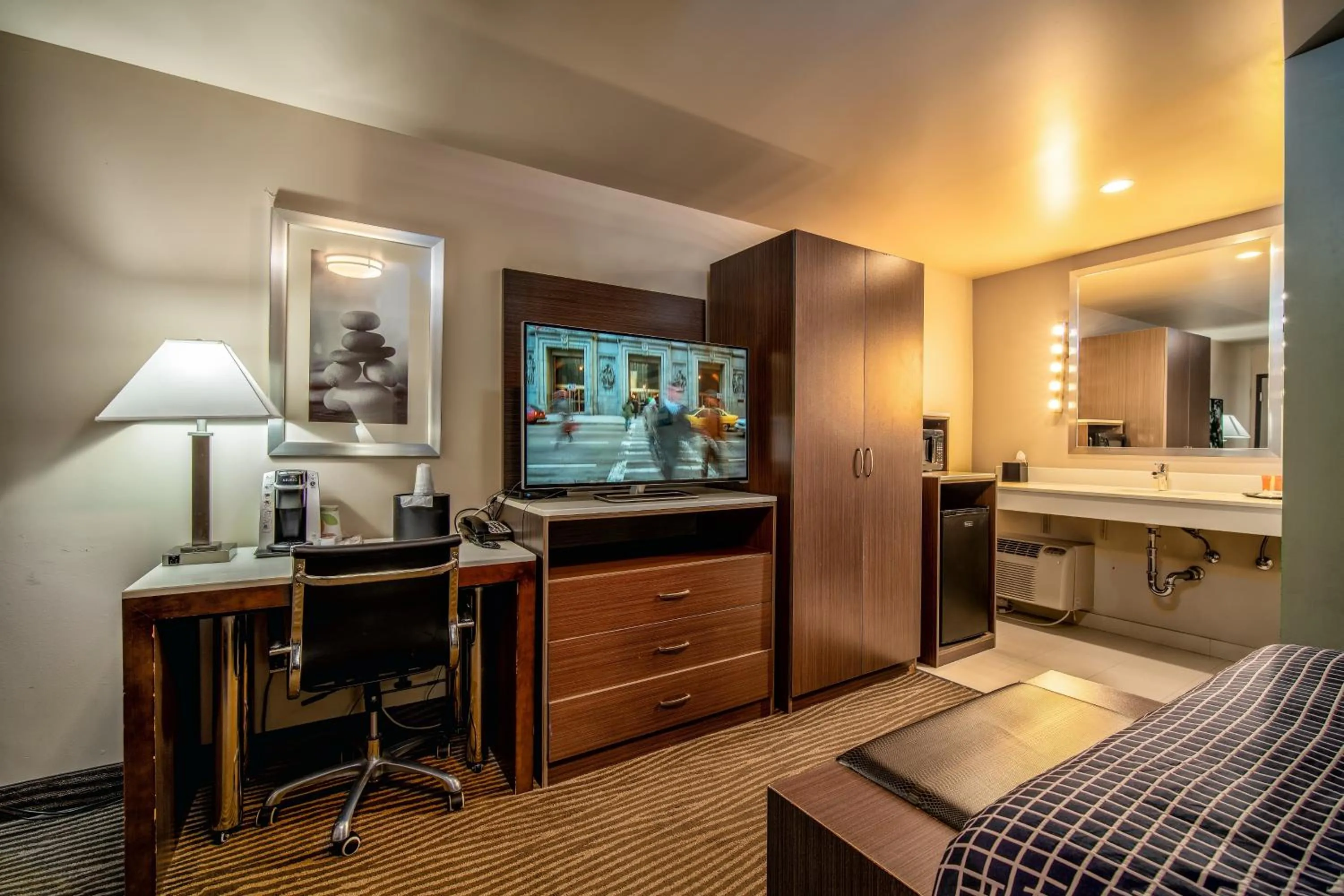 TV and multimedia, Bed in Crescent Bay Inn