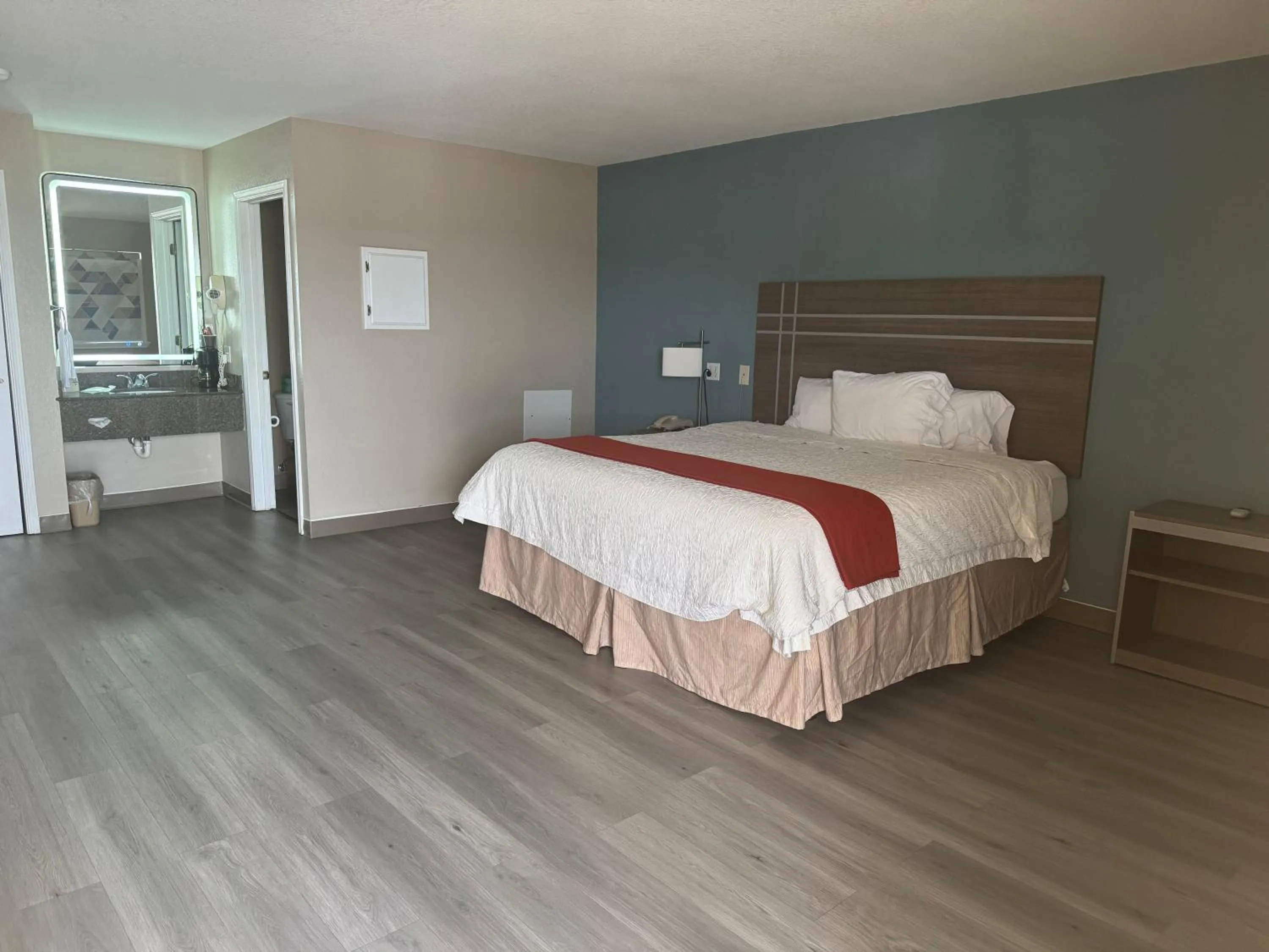 Bed in Deluxe Inn Palacios