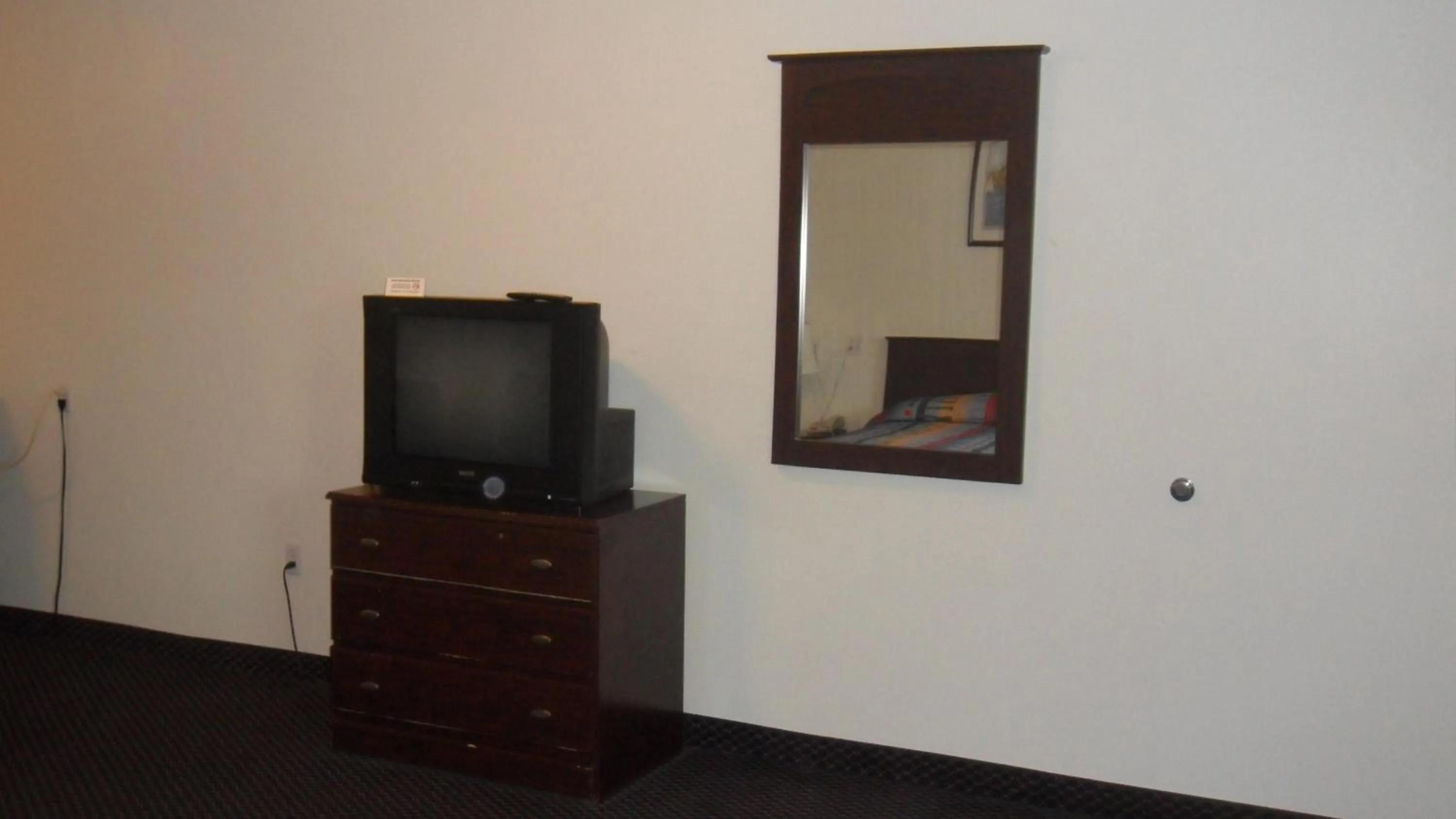 TV and multimedia in Deluxe Inn Palacios