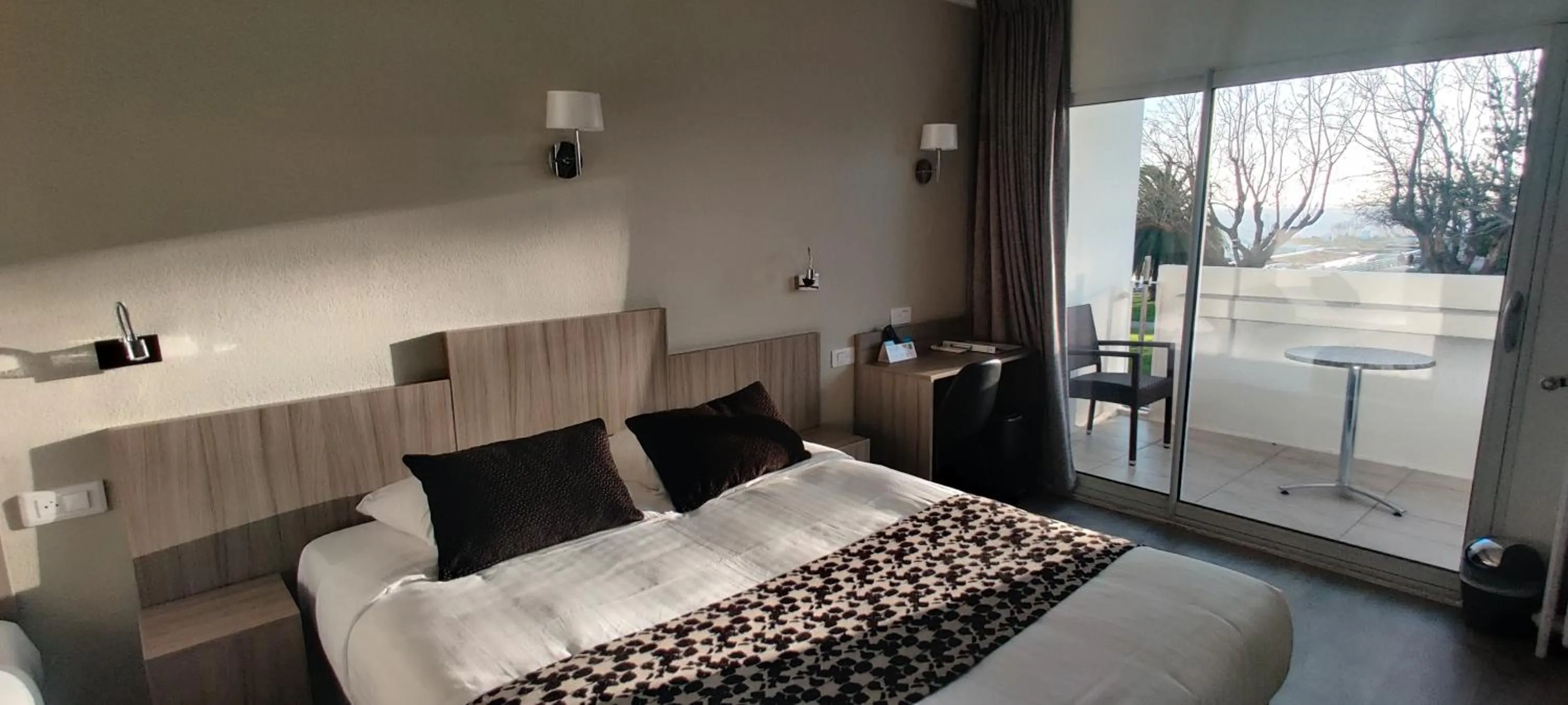 Property building, Bed in Logis Hôtel Les Bleuets