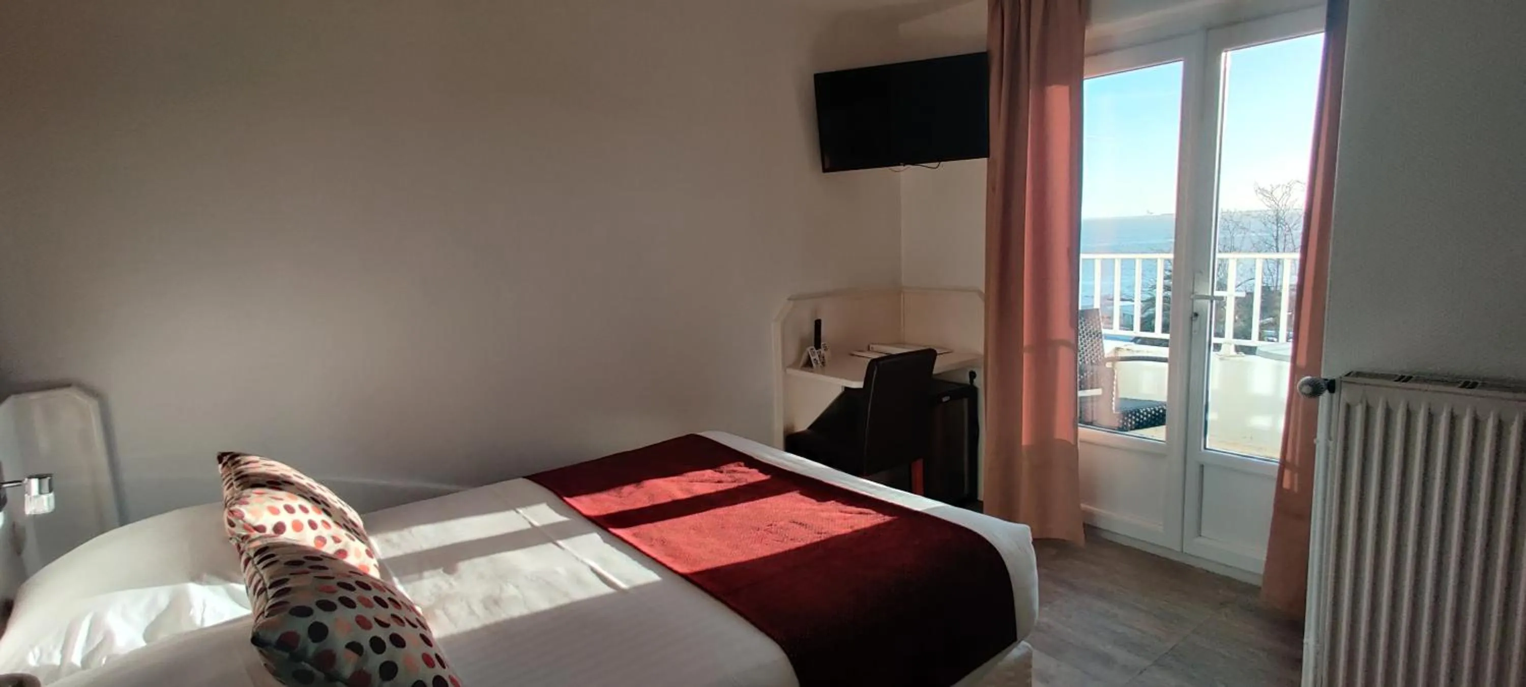 Property building, Bed in Logis Hôtel Les Bleuets