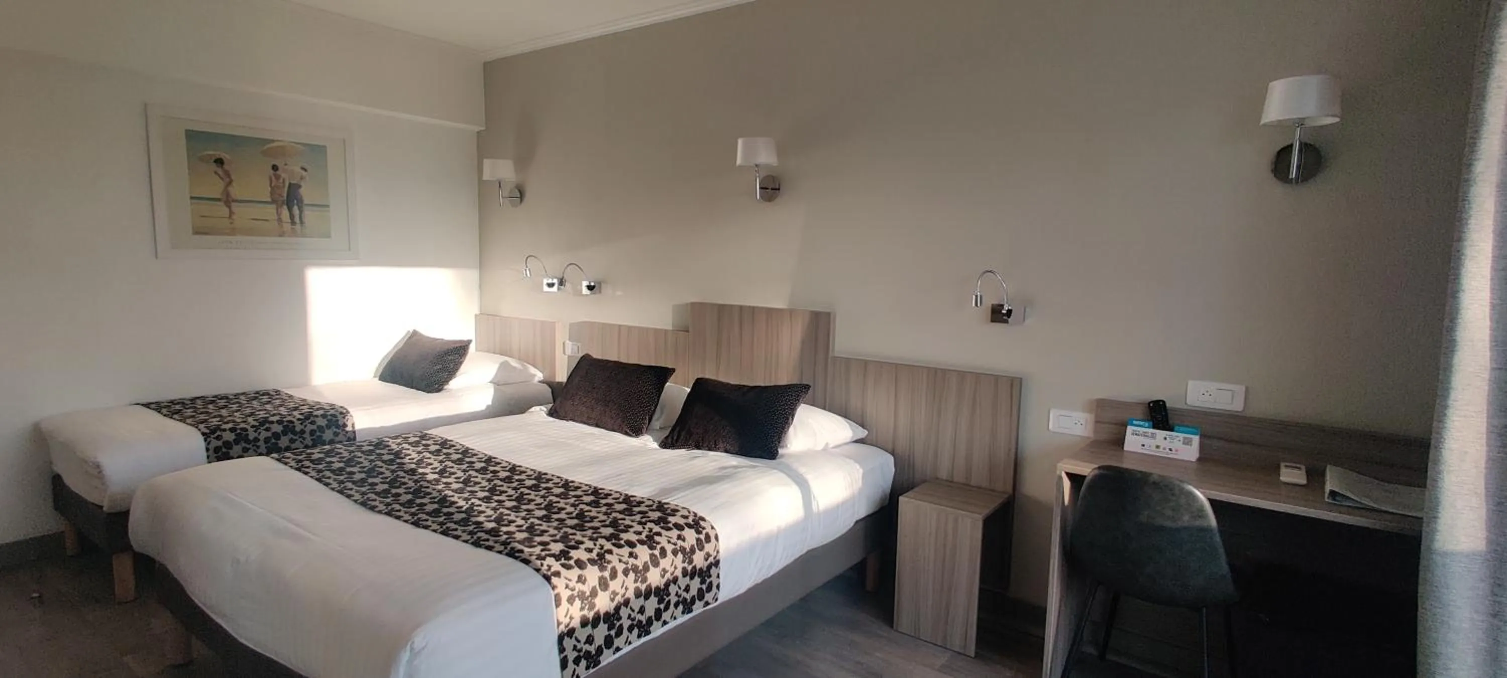 Property building, Bed in Logis Hôtel Les Bleuets