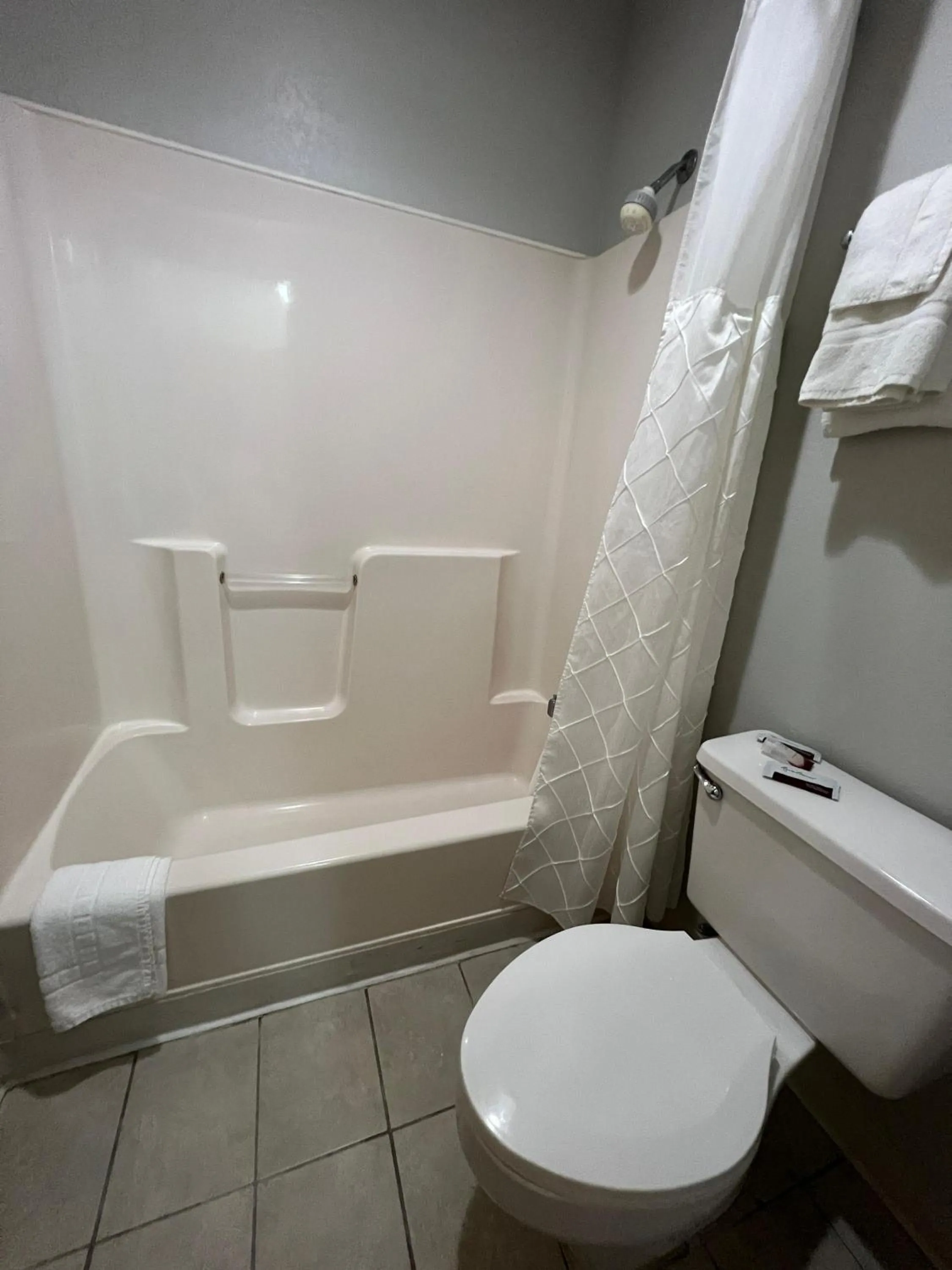 Bathroom in Deluxe Inn Capital O Nebraska City I 29