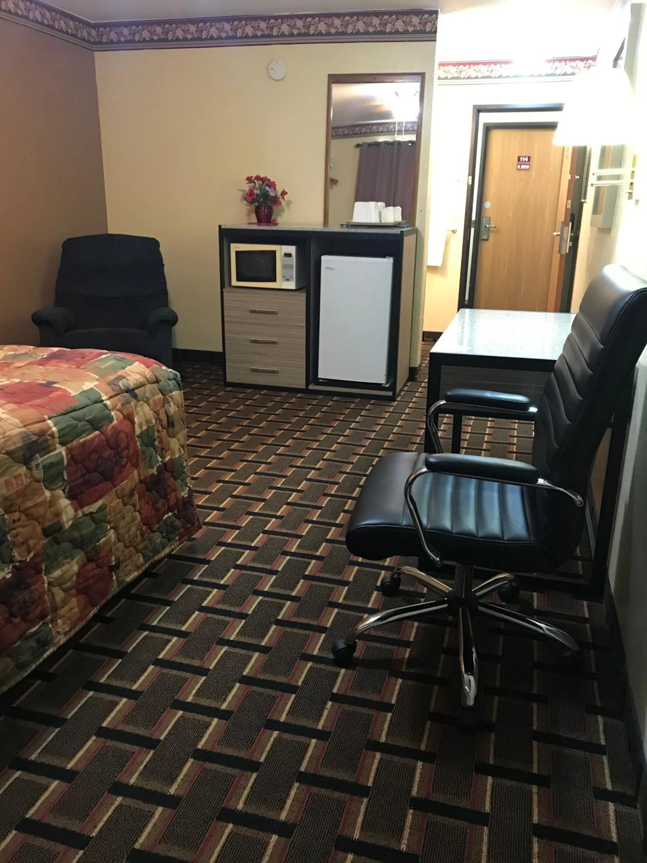 King Room in Deluxe Inn Nebraska City