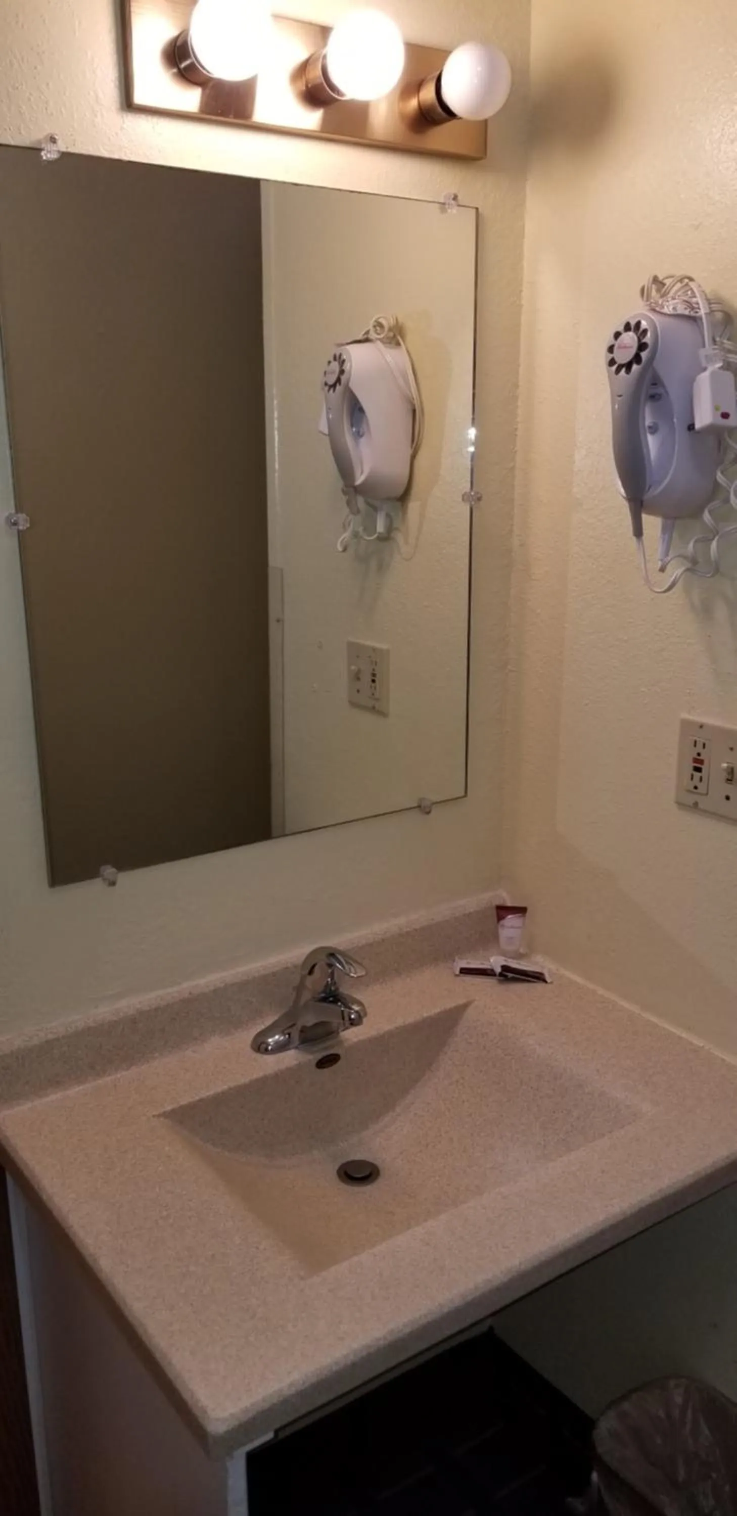 Queen Room in Deluxe Inn Nebraska City