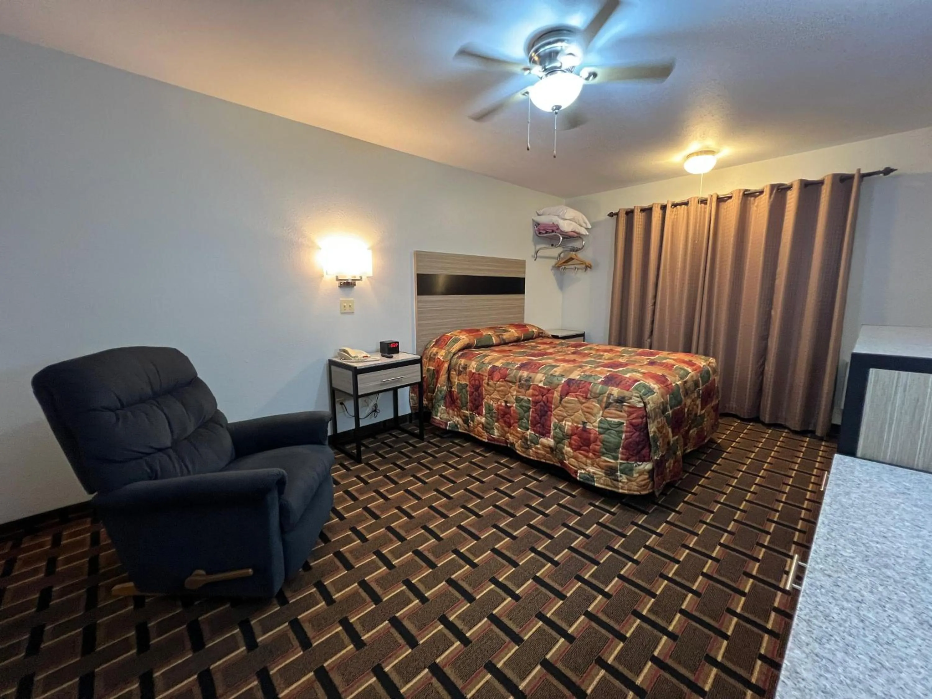 Bedroom, Bed in Deluxe Inn Capital O Nebraska City I 29