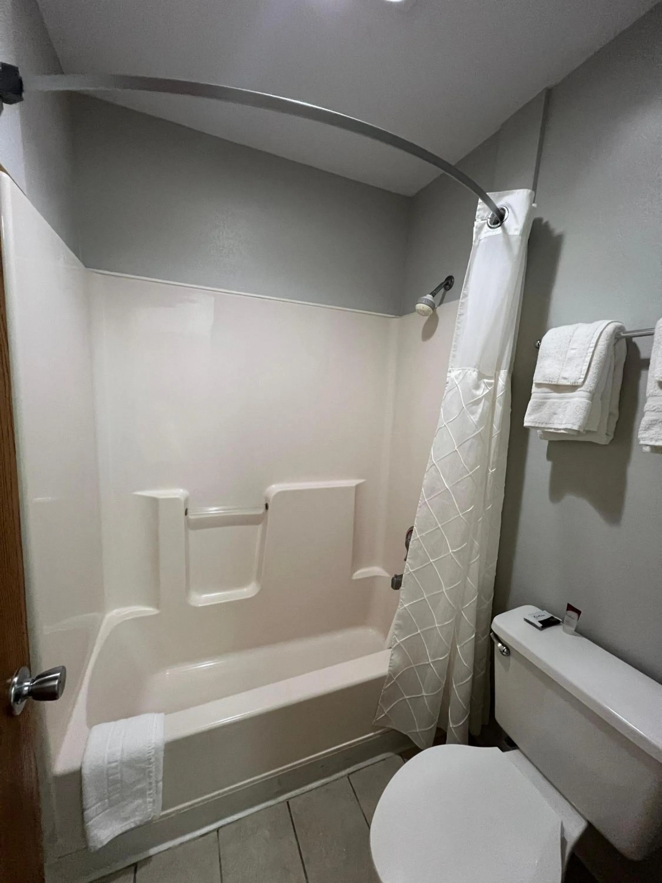 Bathroom in Deluxe Inn Capital O Nebraska City I 29