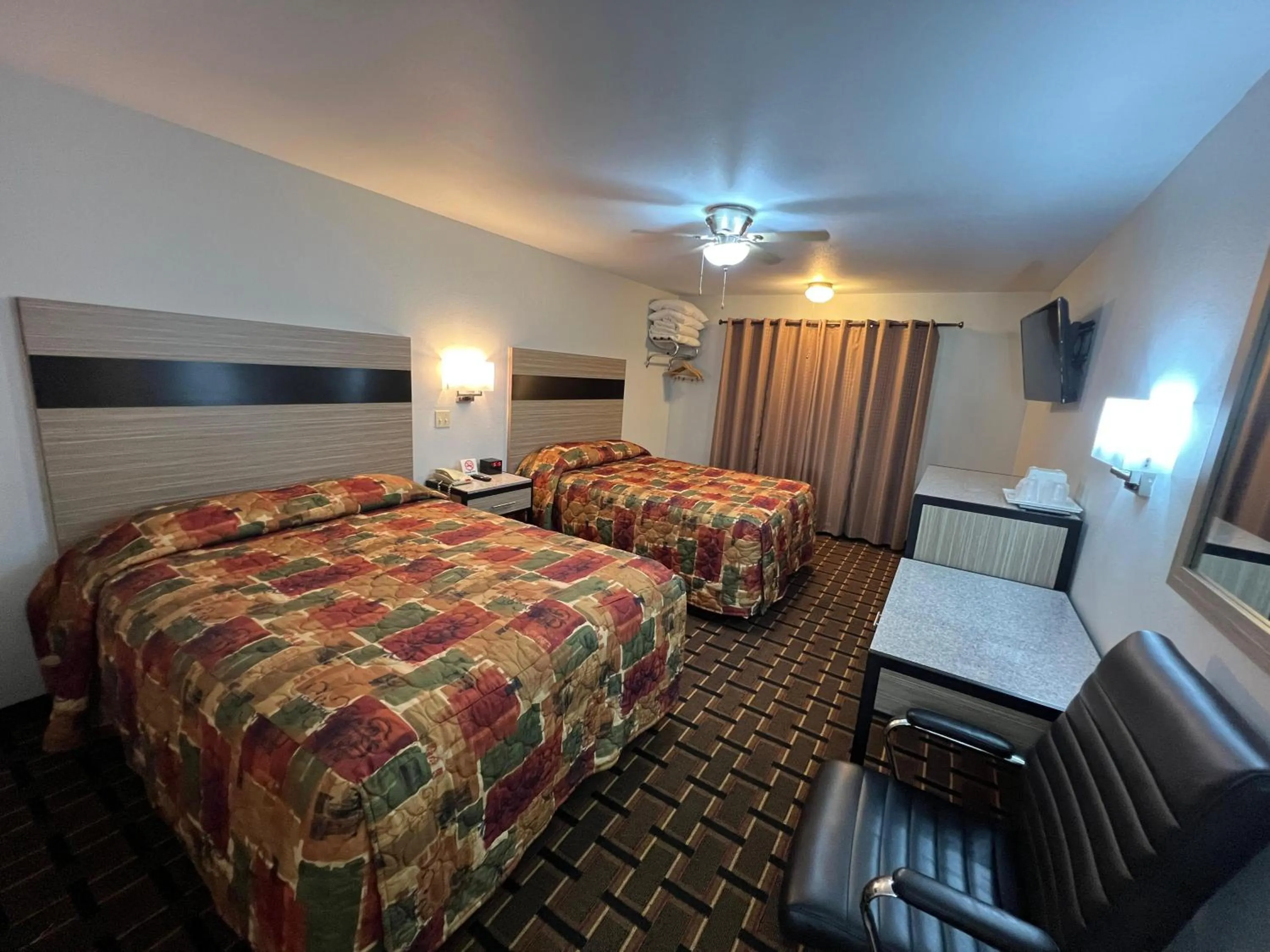 Bedroom, Bed in Deluxe Inn Capital O Nebraska City I 29