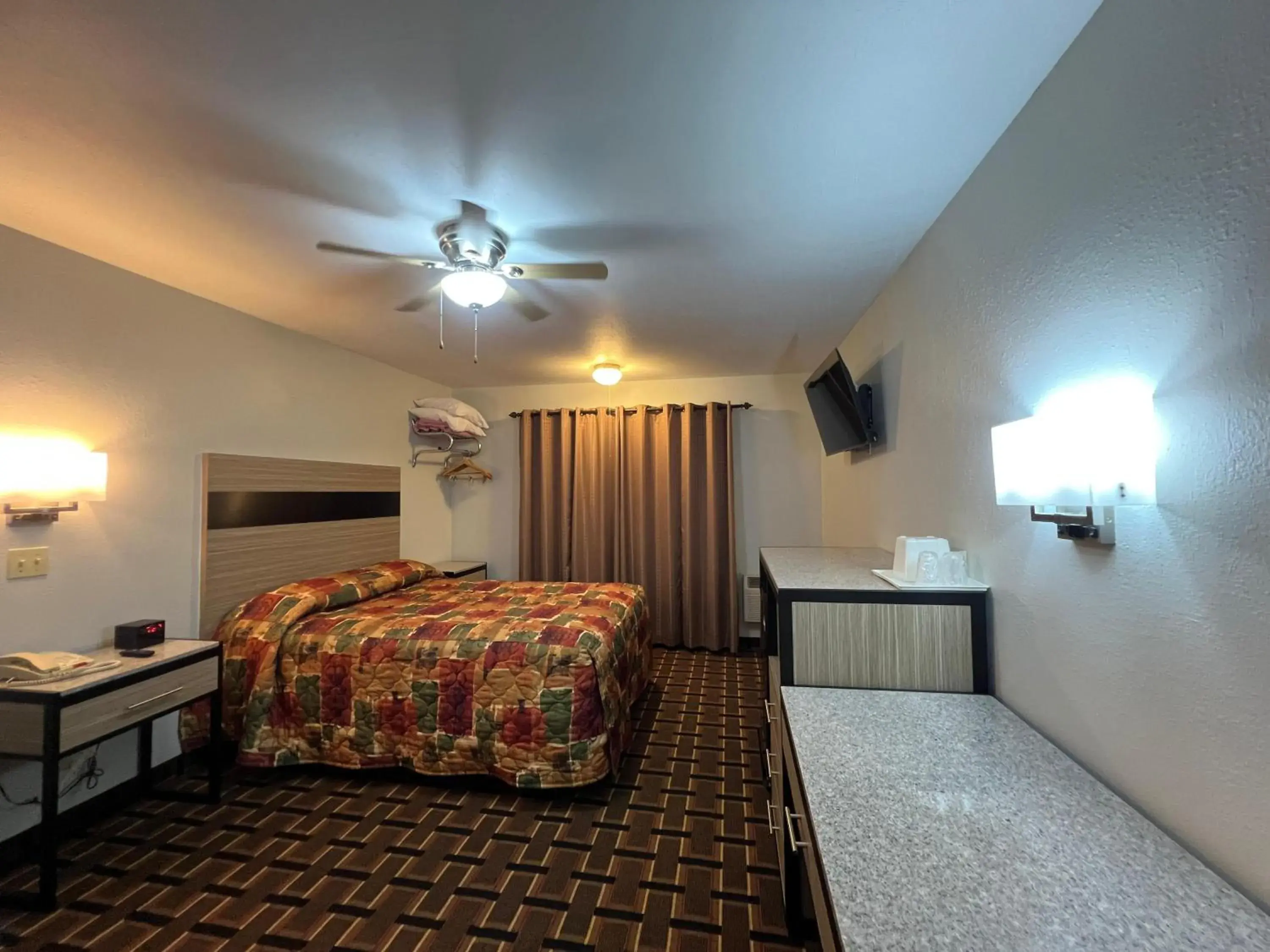 King Bed in Deluxe Inn Capital O Nebraska City I 29 King Bed in Deluxe Inn Capital O Nebraska City I 29