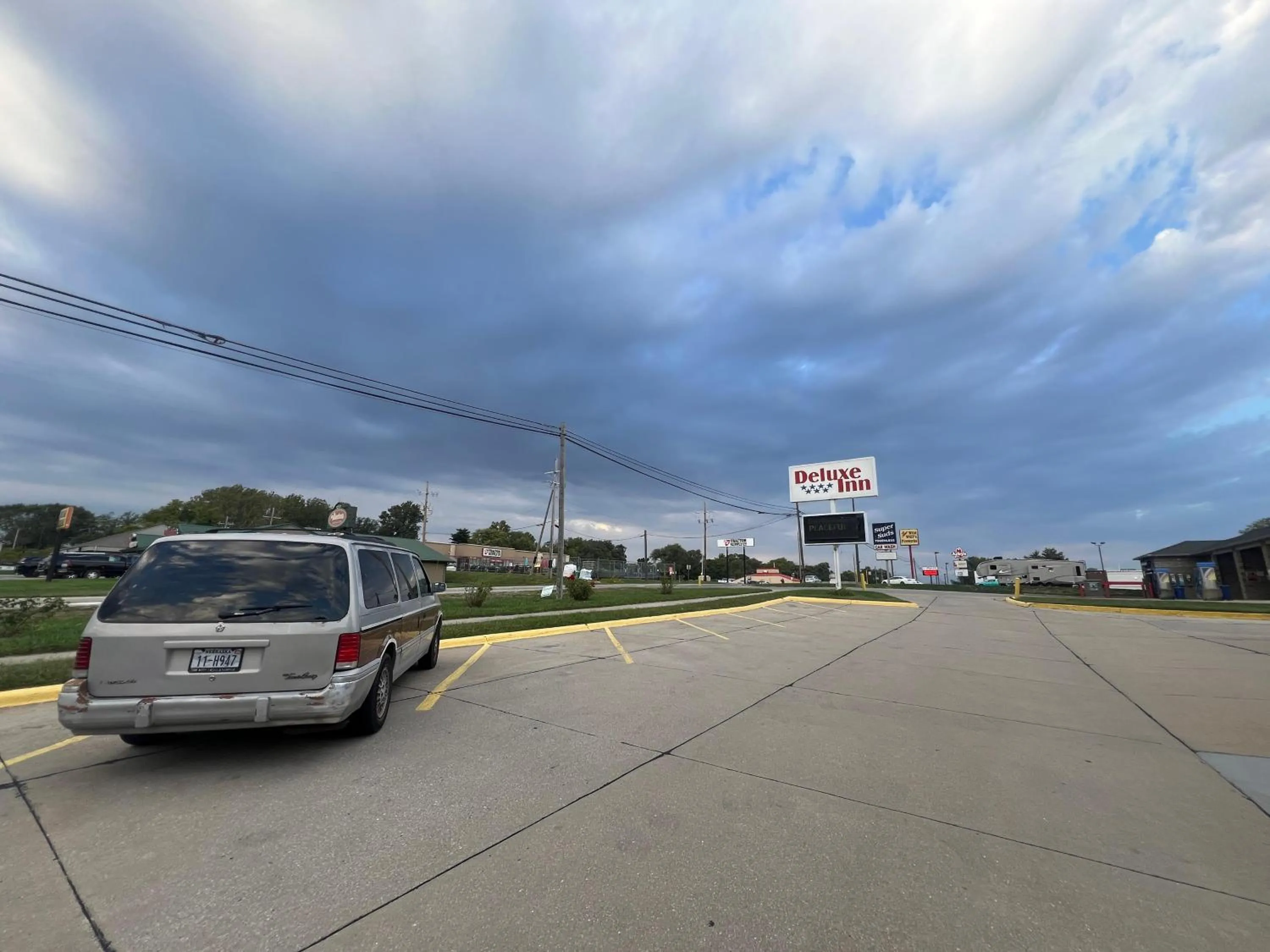 Parking in Deluxe Inn Capital O Nebraska City I 29