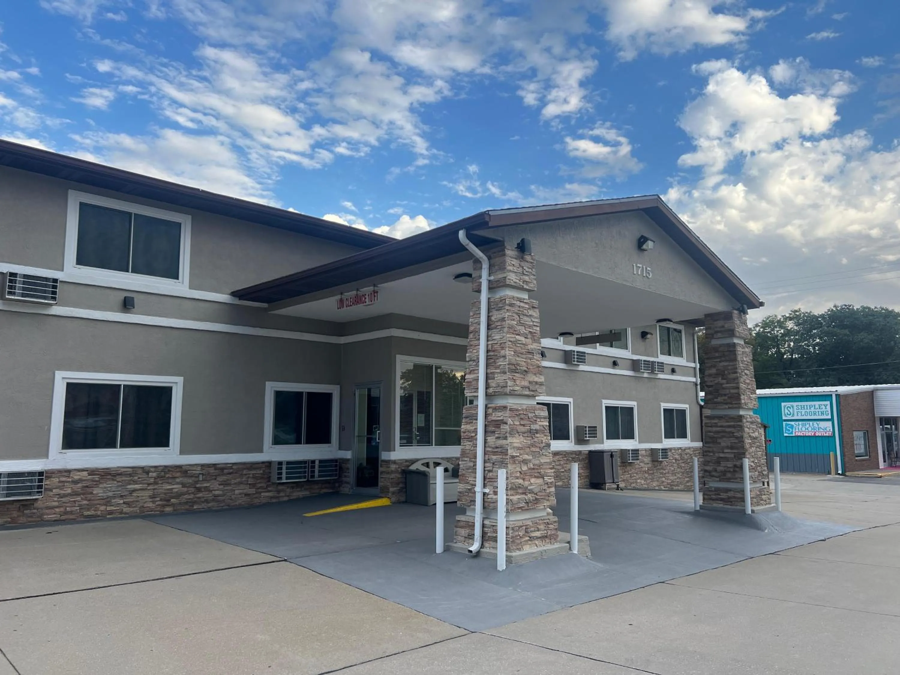 Property building in Deluxe Inn Capital O Nebraska City I 29