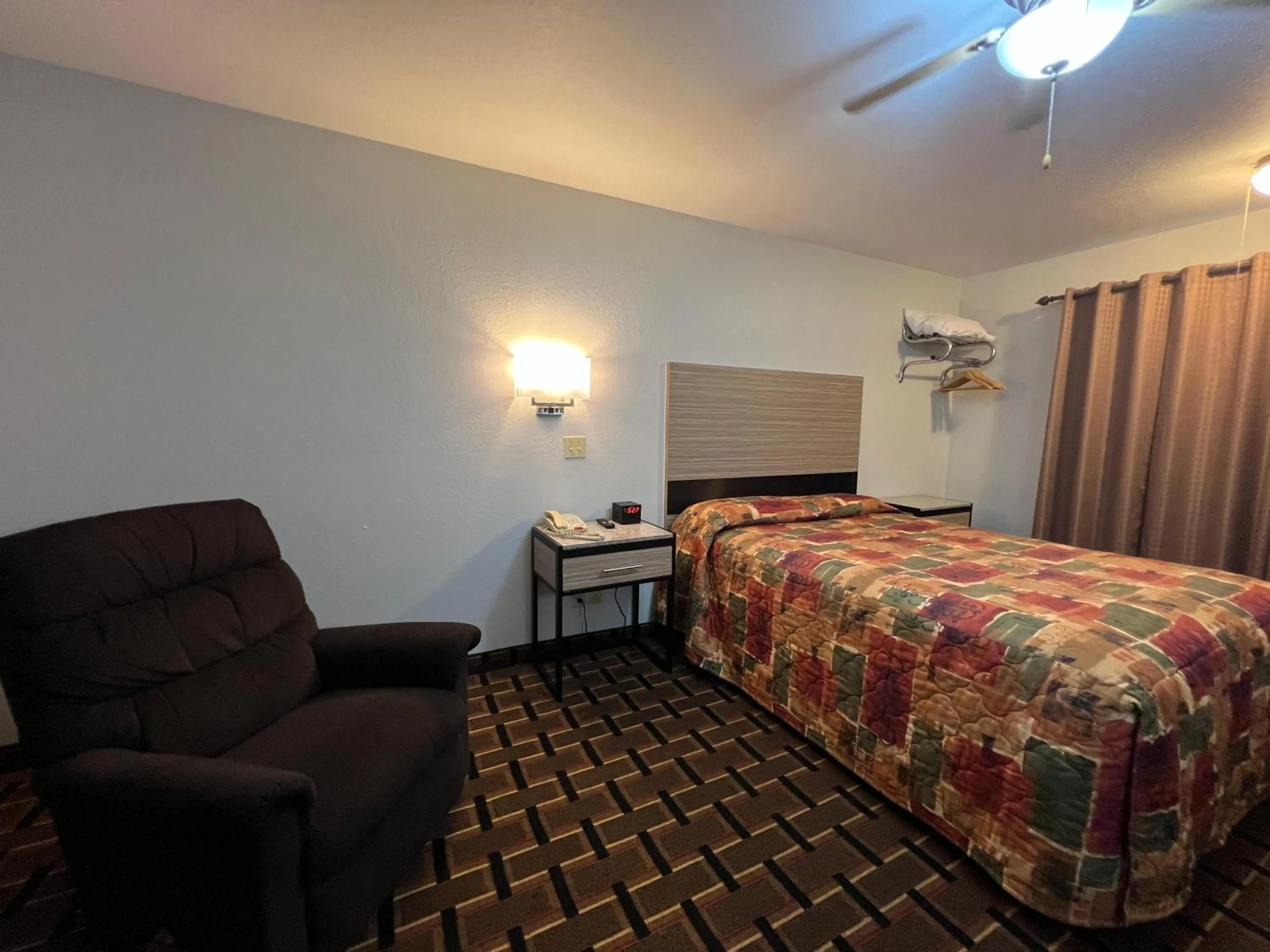 Bedroom, Bed in Deluxe Inn Capital O Nebraska City I 29