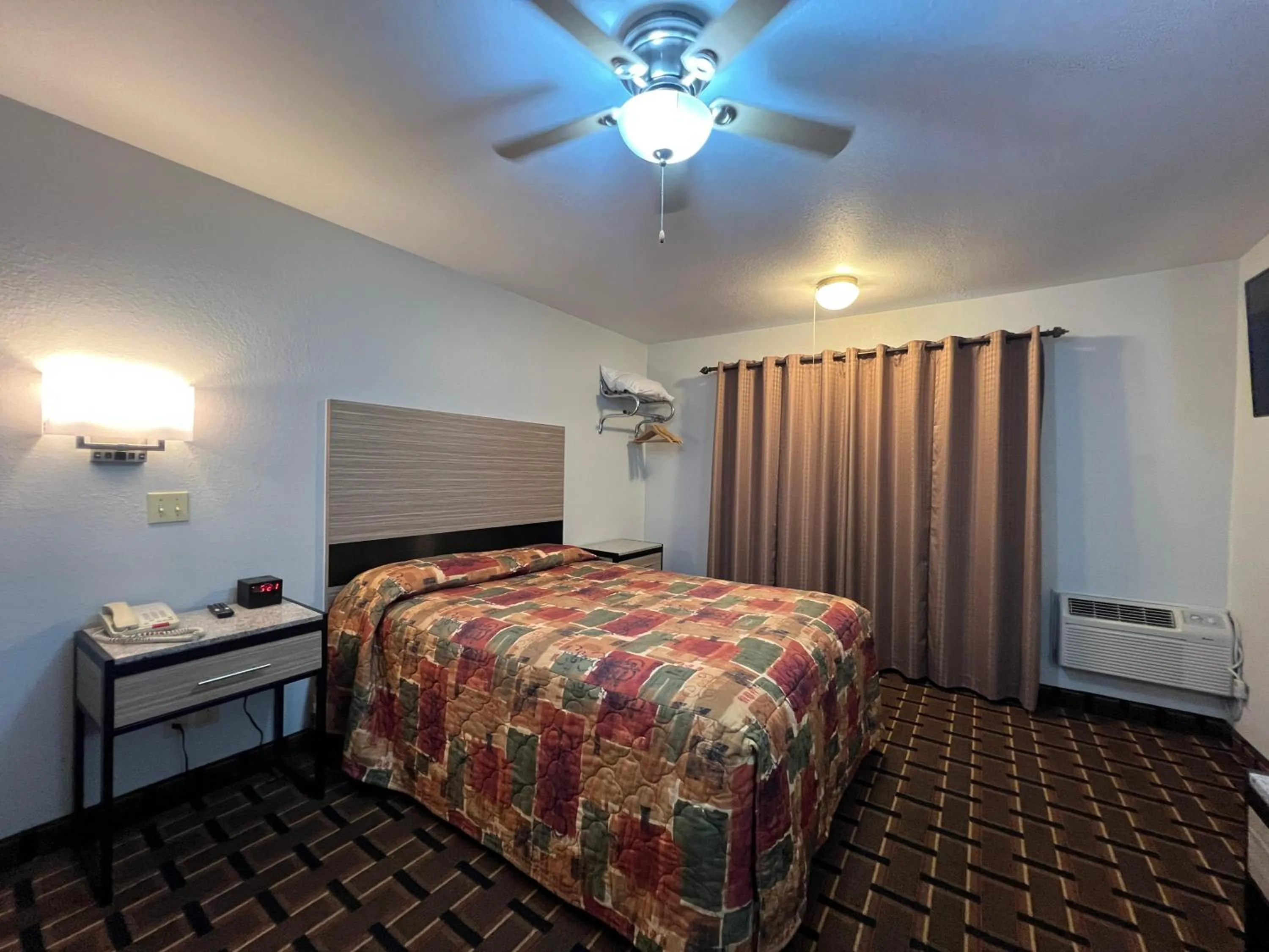 Bedroom, Bed in Deluxe Inn Capital O Nebraska City I 29