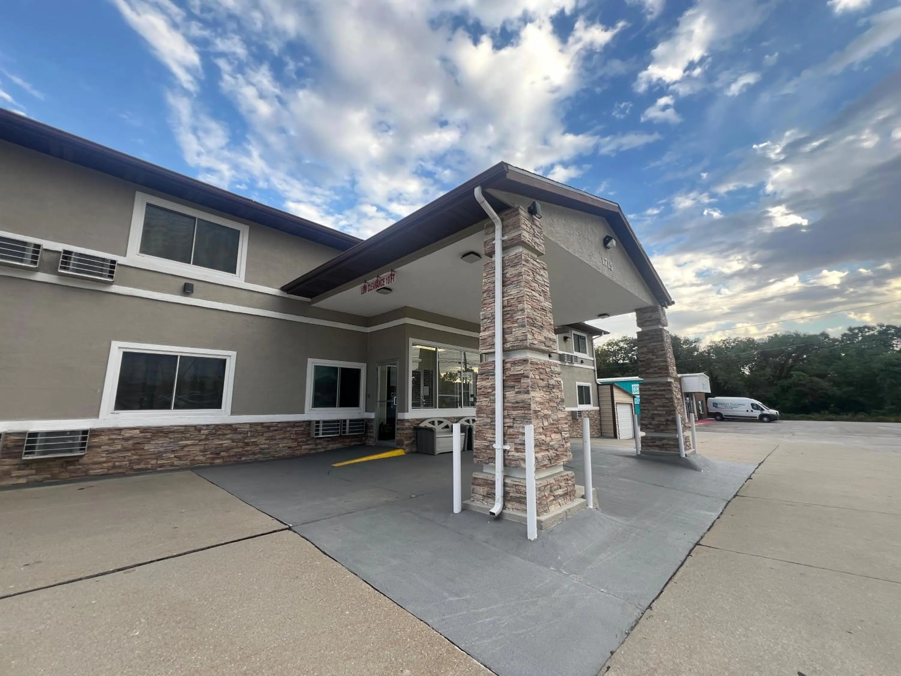 Property building in Deluxe Inn Capital O Nebraska City I 29