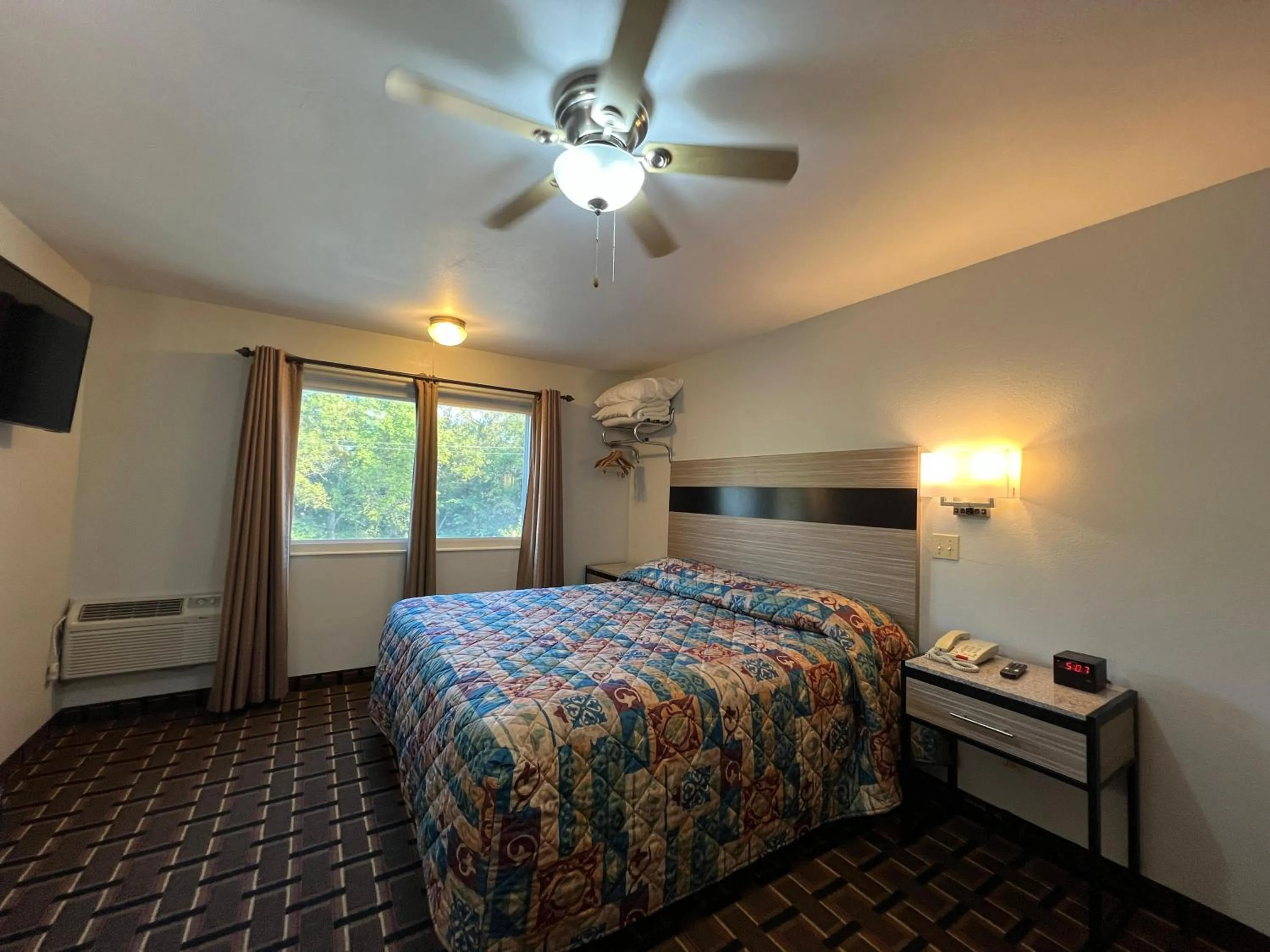 Bedroom, Bed in Deluxe Inn Capital O Nebraska City I 29