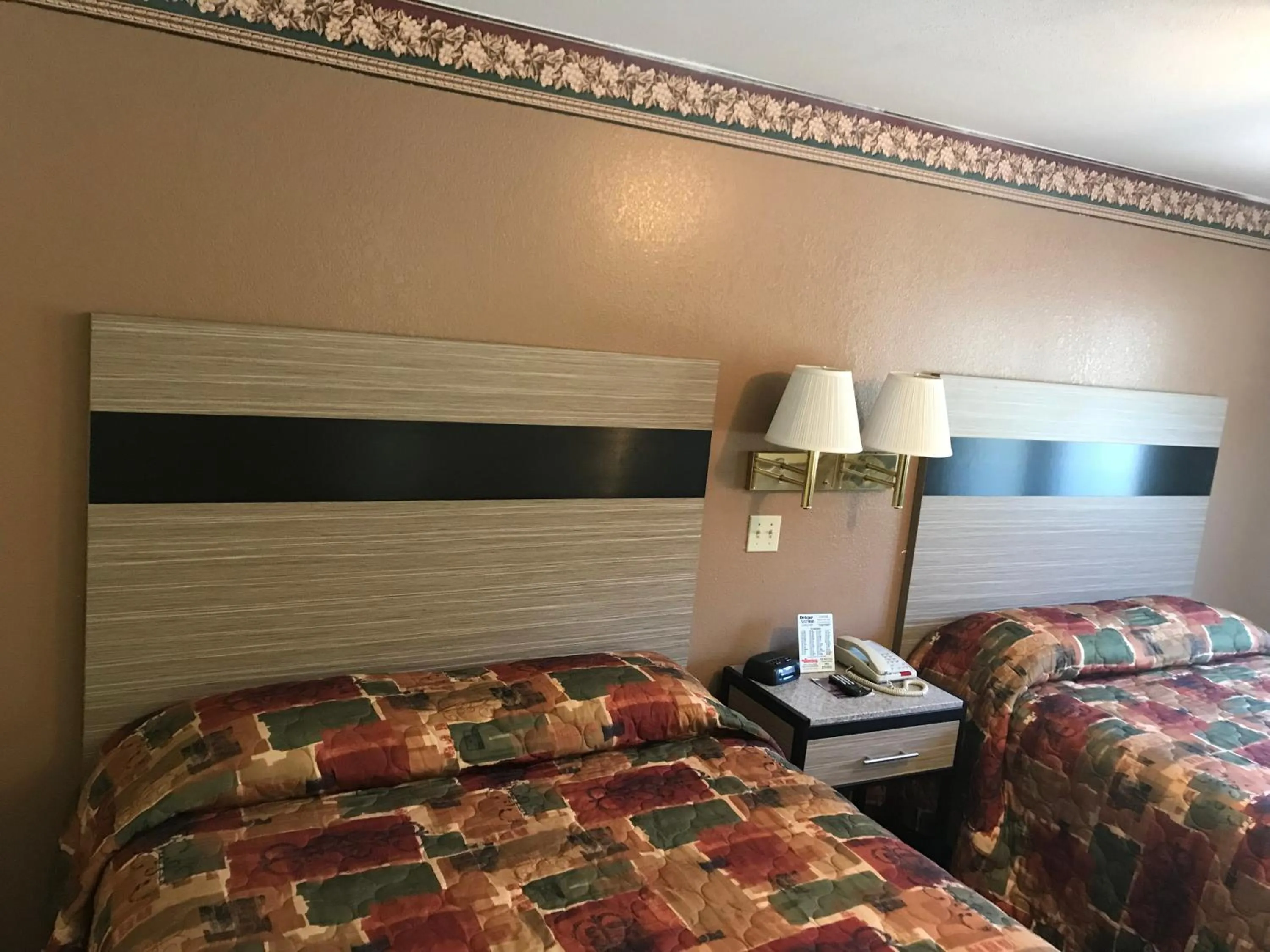 Queen Room with Two Queen Beds in Deluxe Inn Nebraska City