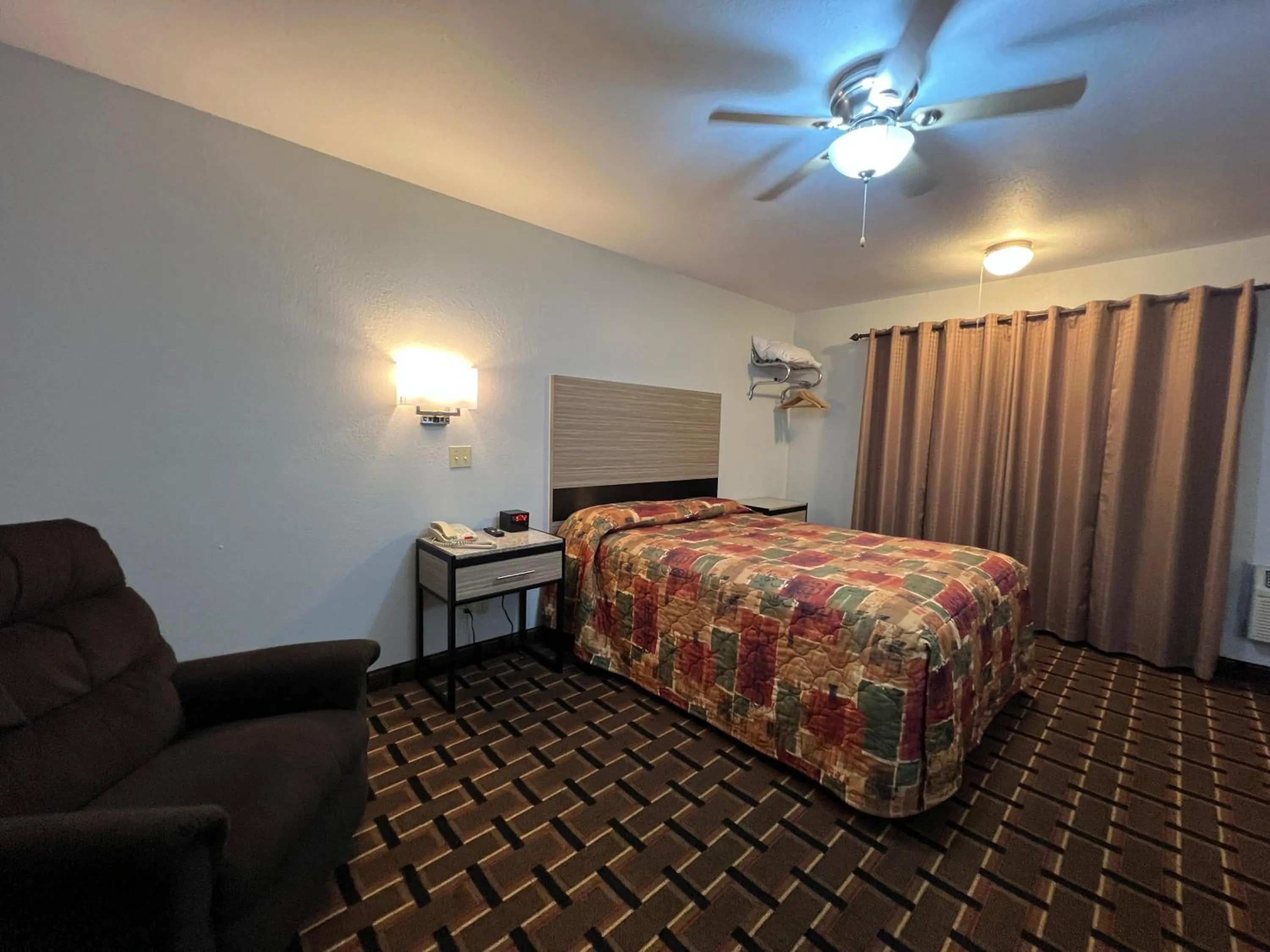 Bedroom, Bed in Deluxe Inn Capital O Nebraska City I 29