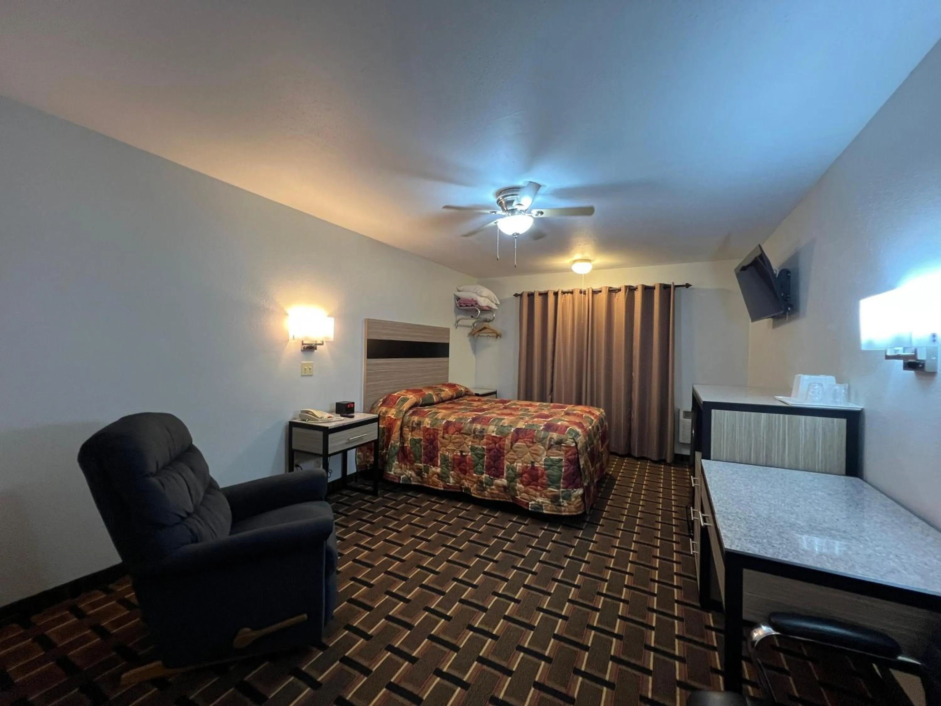 Bedroom, Bed in Deluxe Inn Capital O Nebraska City I 29