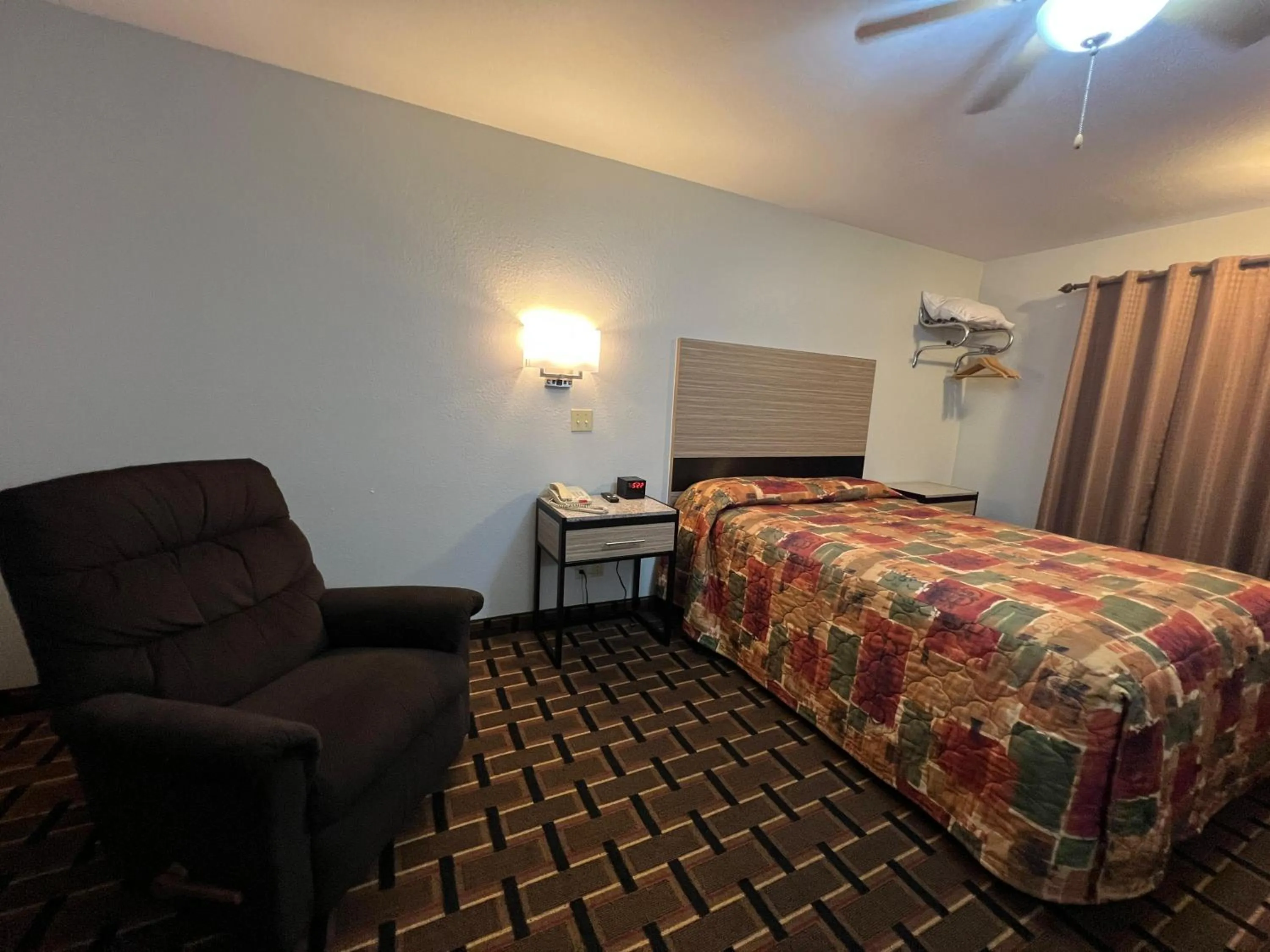 Bedroom, Bed in Deluxe Inn Capital O Nebraska City I 29