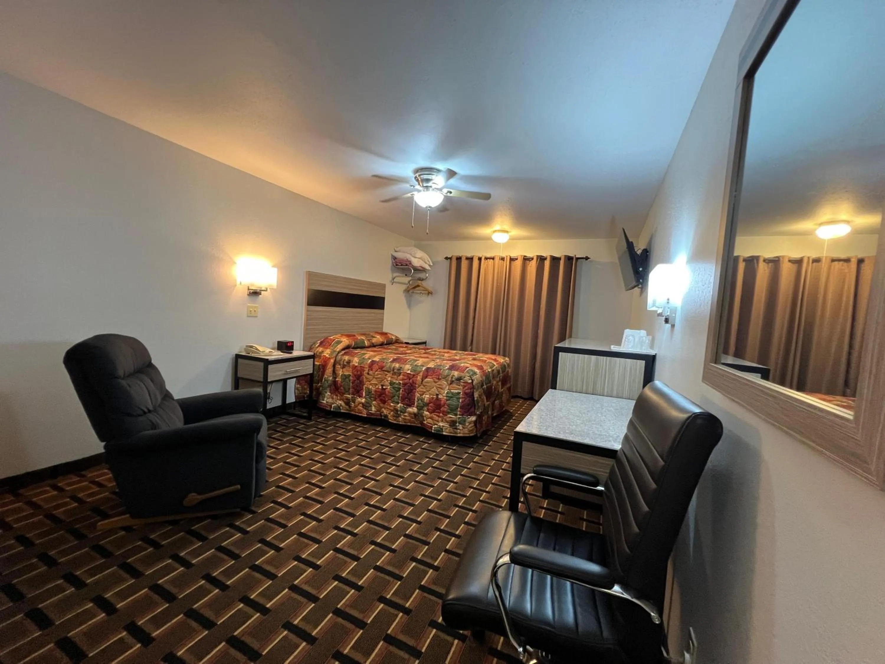 Bedroom, Bed in Deluxe Inn Capital O Nebraska City I 29