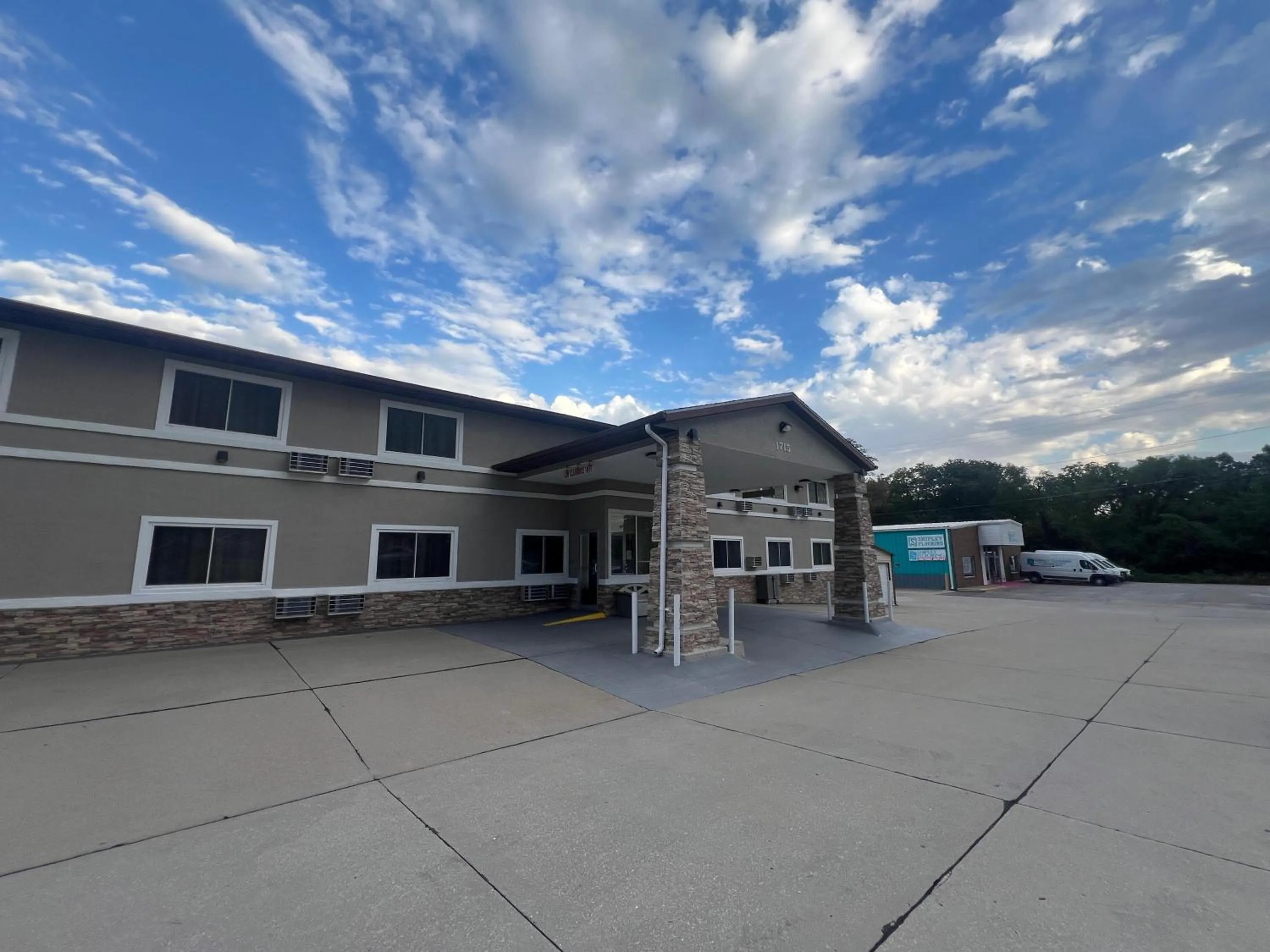 Property building in Deluxe Inn Capital O Nebraska City I 29