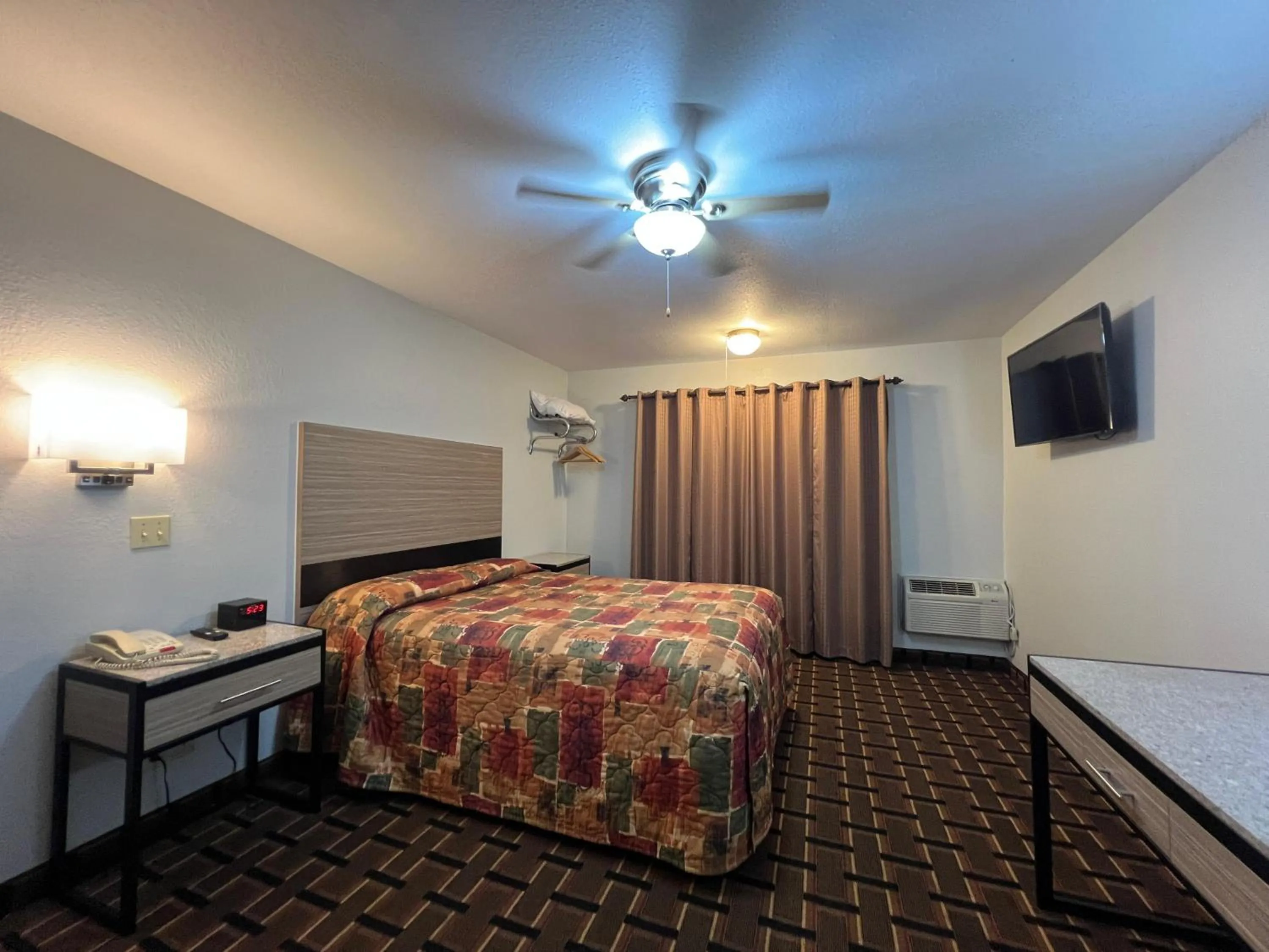 Bedroom, Bed in Deluxe Inn Capital O Nebraska City I 29