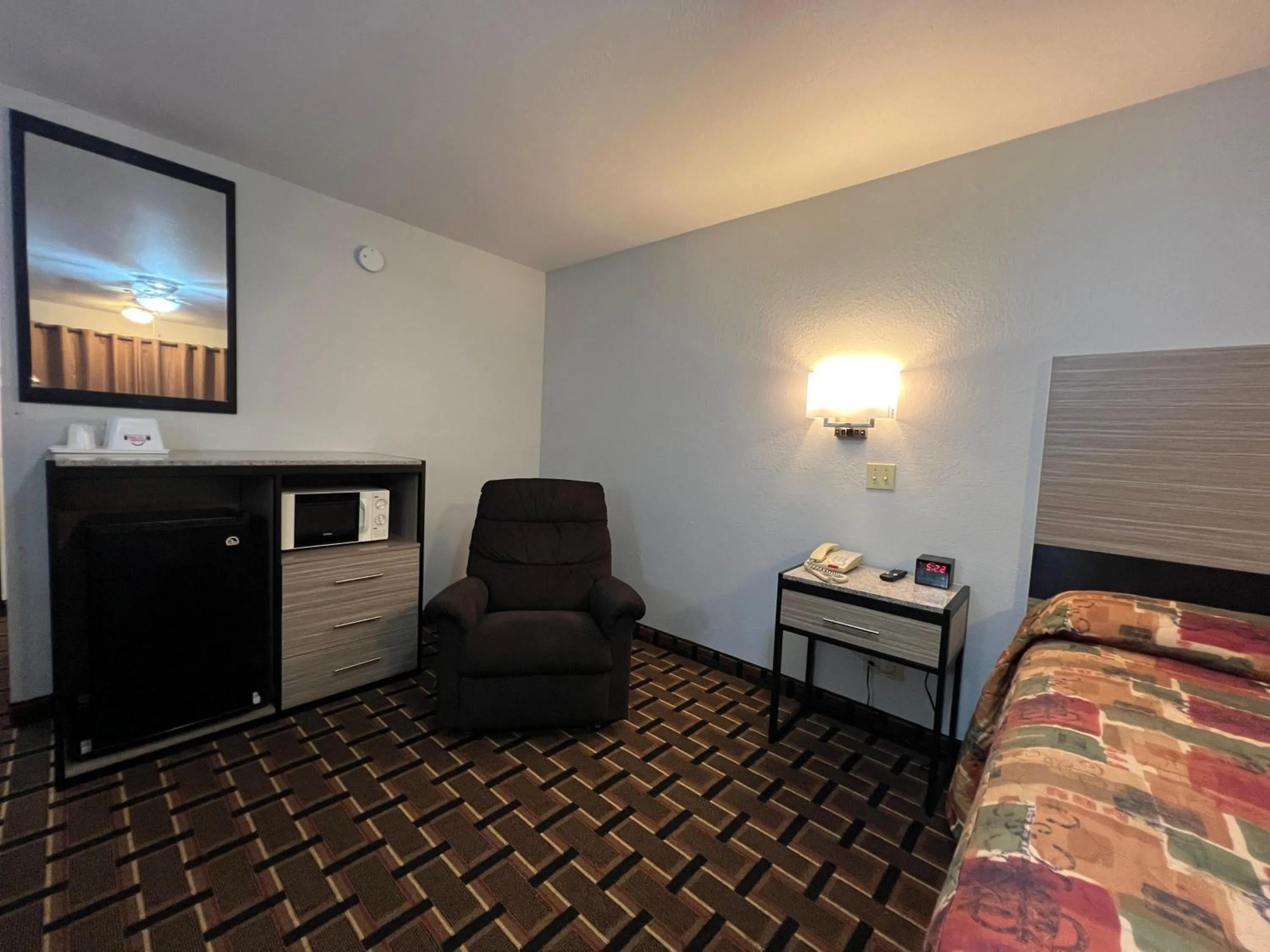 Bedroom, Bed in Deluxe Inn Capital O Nebraska City I 29