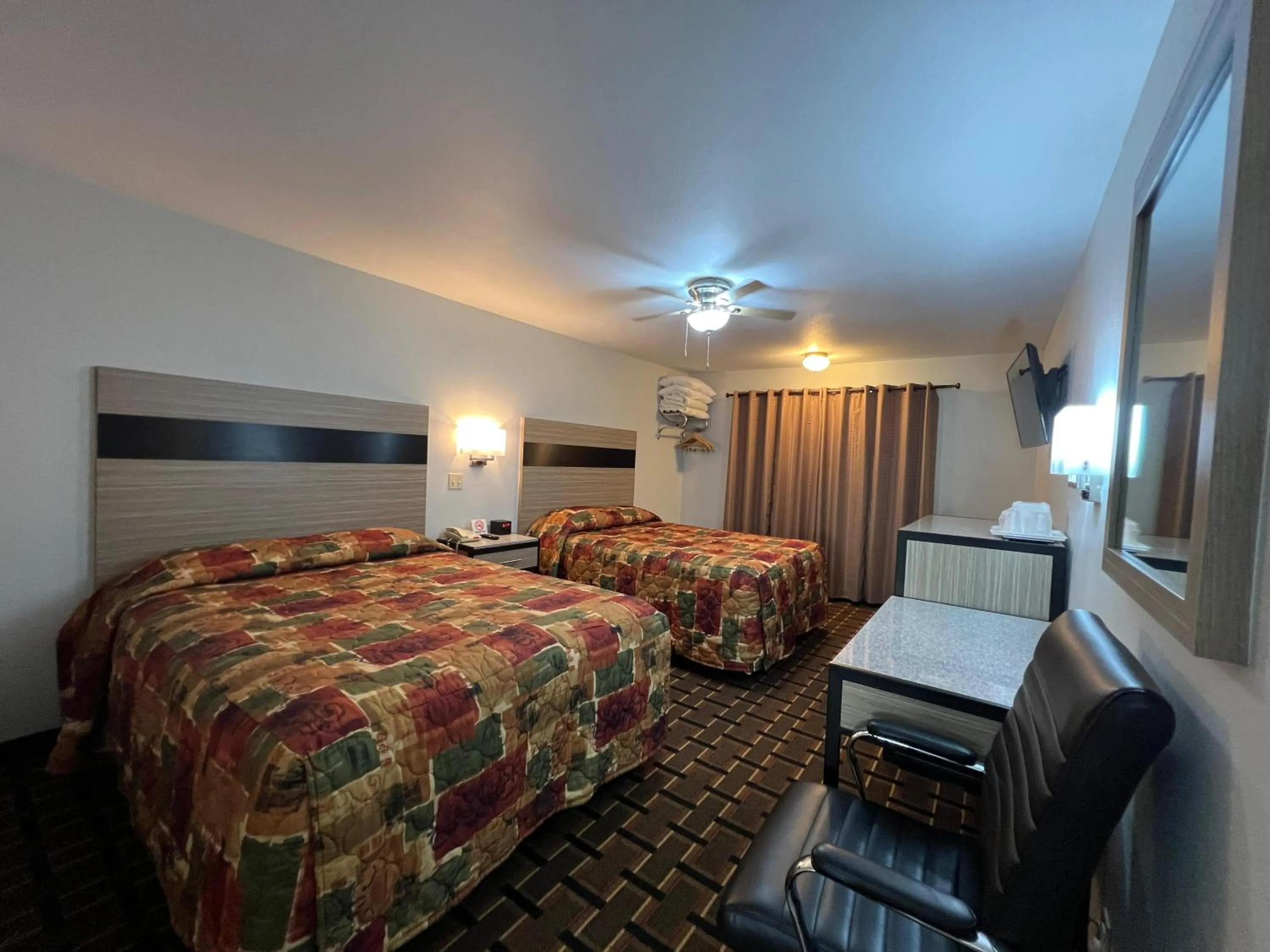 Bedroom, Bed in Deluxe Inn Capital O Nebraska City I 29