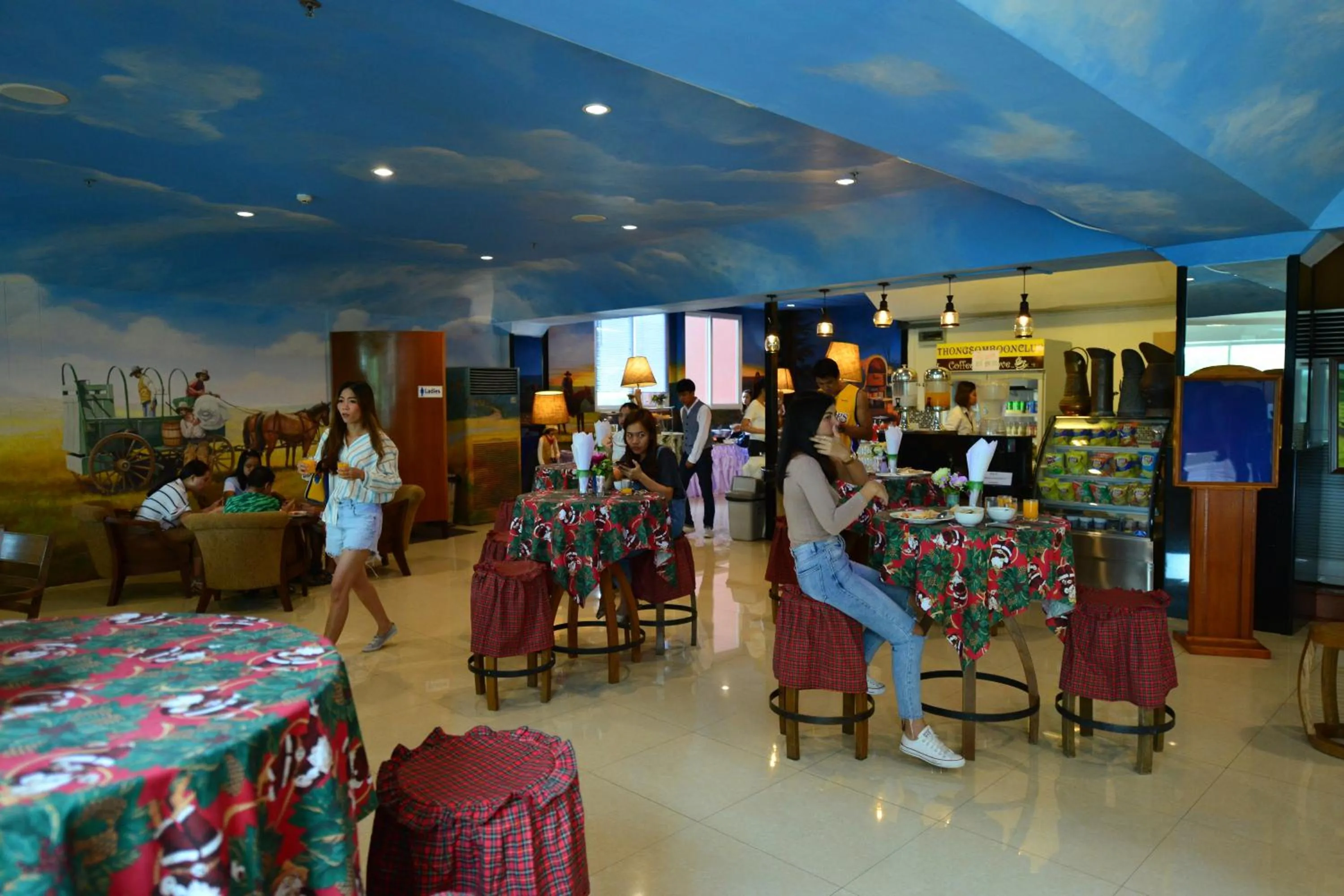 Living room in Thongsomboon Club Hotel