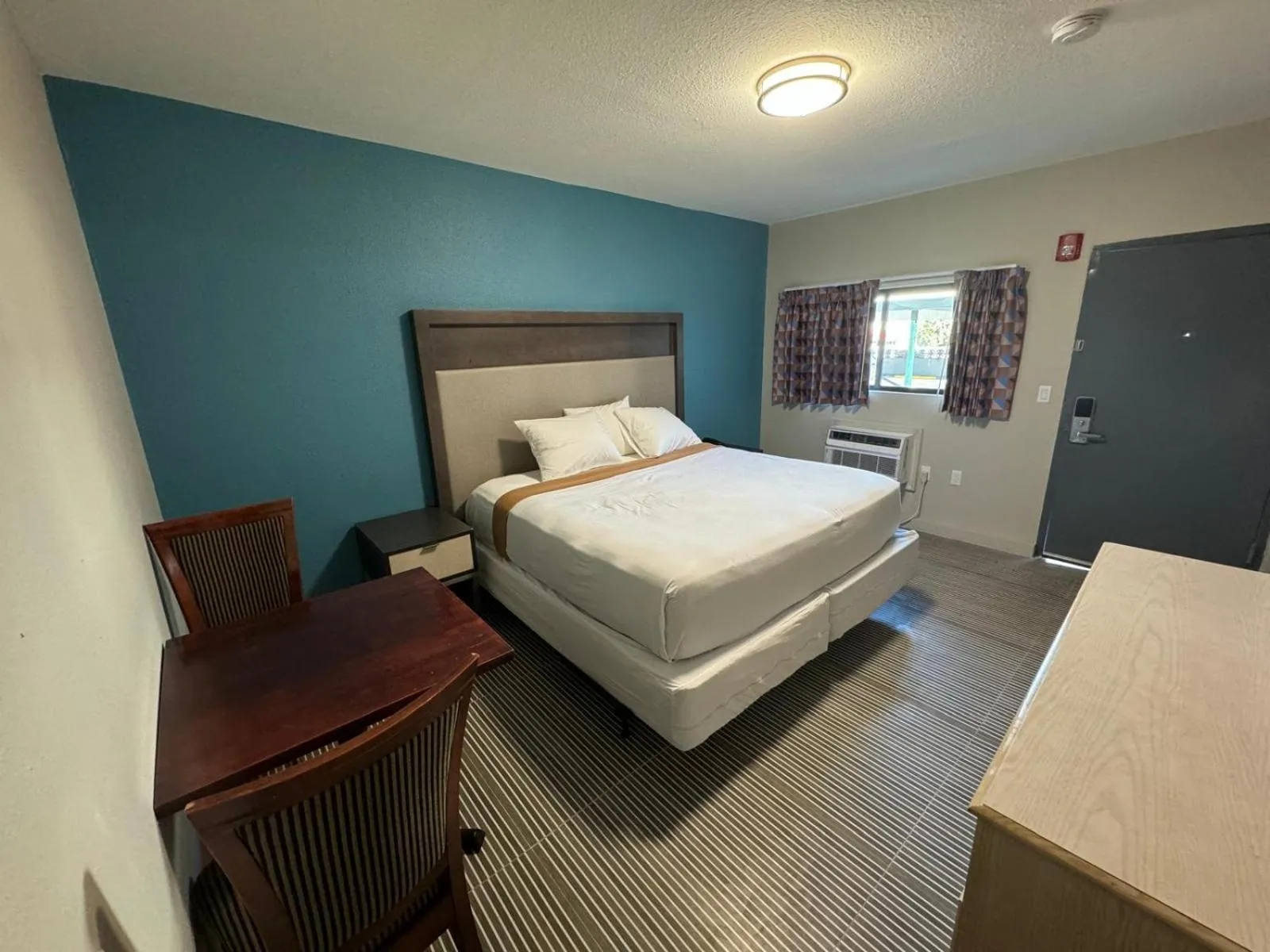 Bedroom, Bed in Essence Express Elizabeth EWR Airport