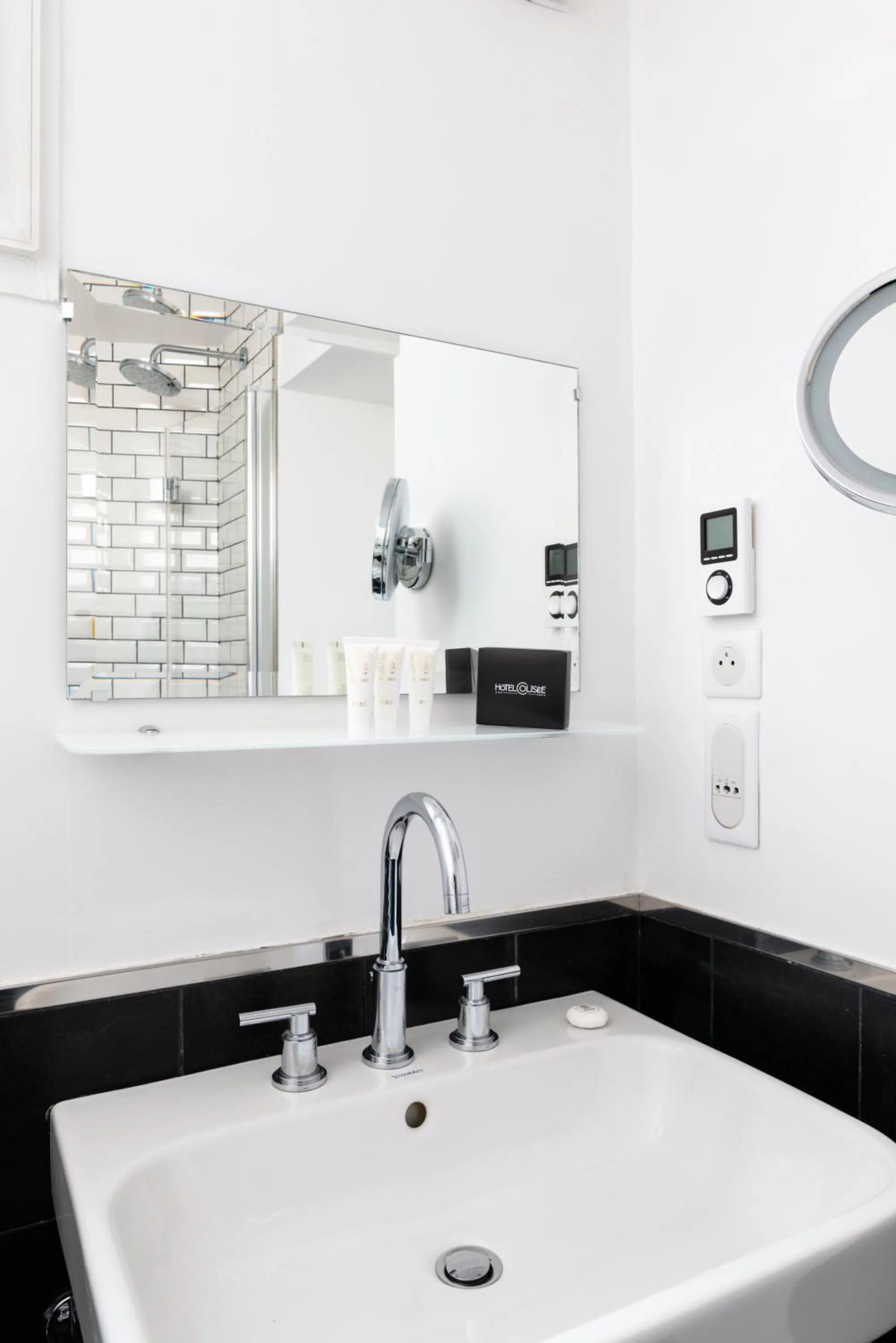 Bathroom in Hôtel Le Colisée