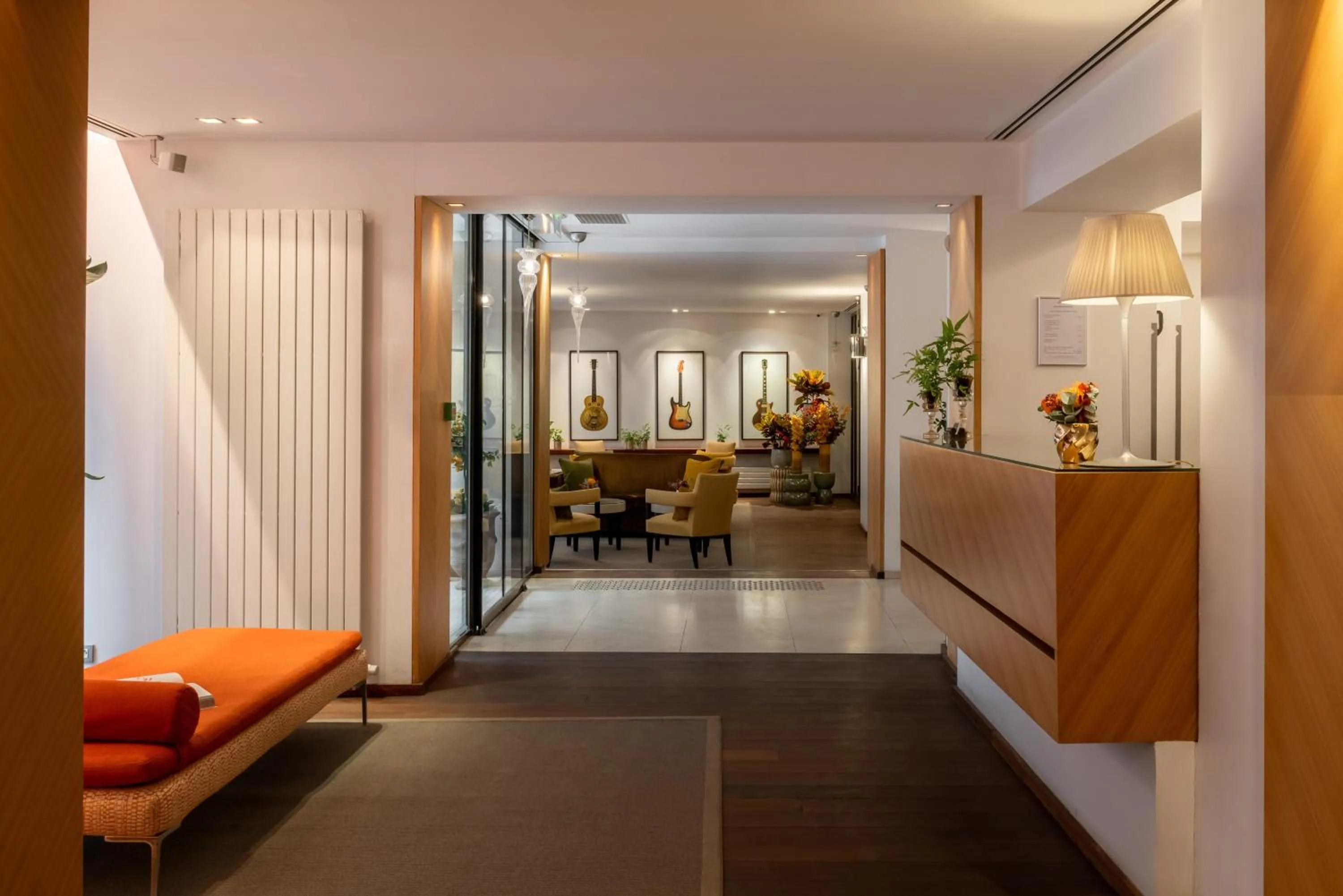 Communal lounge/ TV room in Hôtel Le Colisée