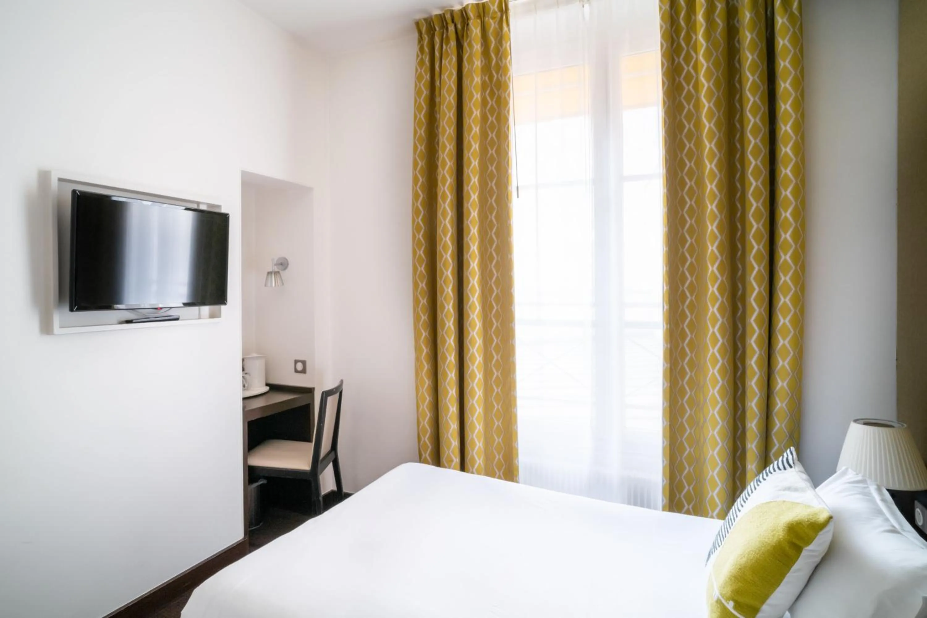 Photo of the whole room, Bed in Hôtel Le Colisée