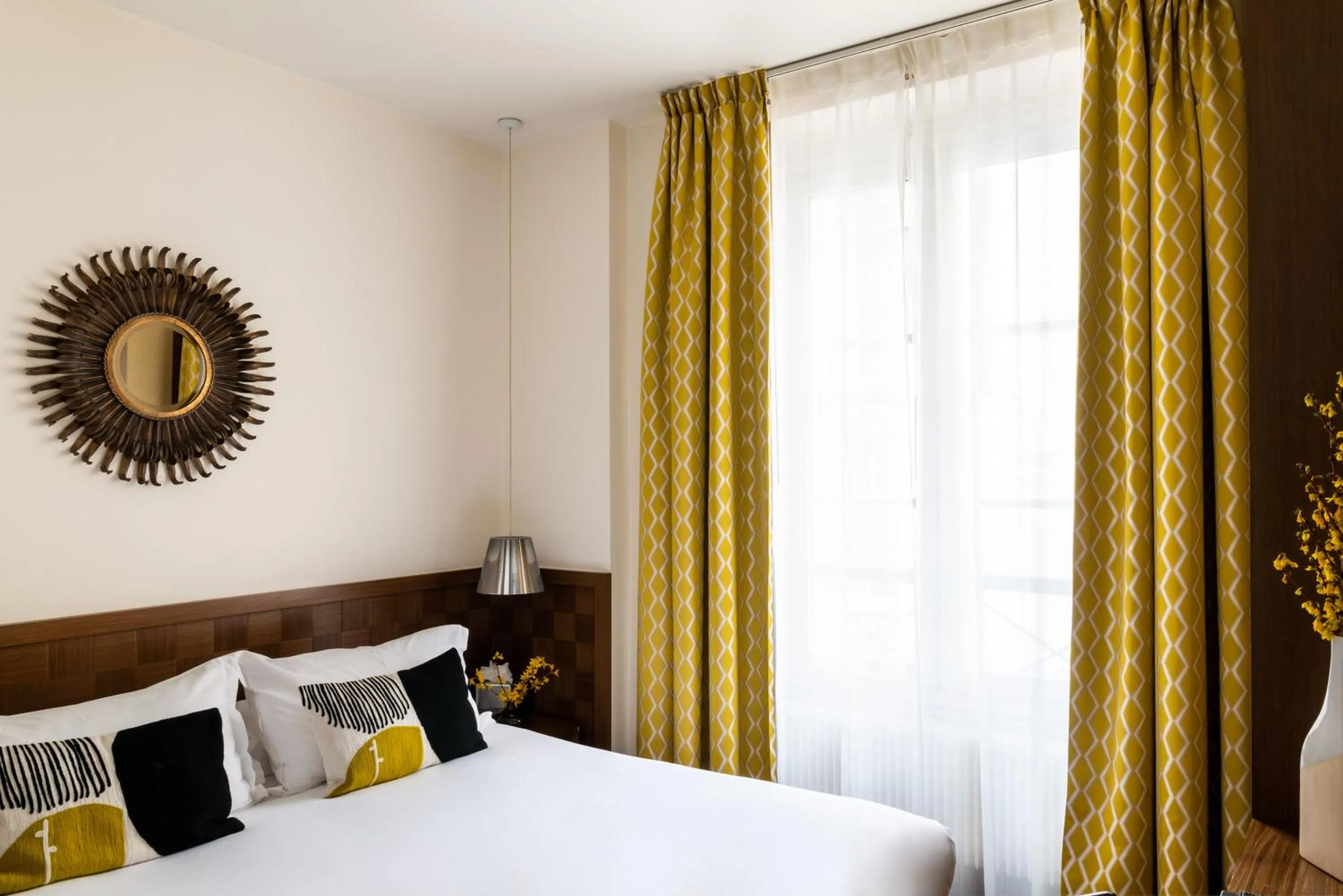 Bedroom, Bed in Hôtel Le Colisée