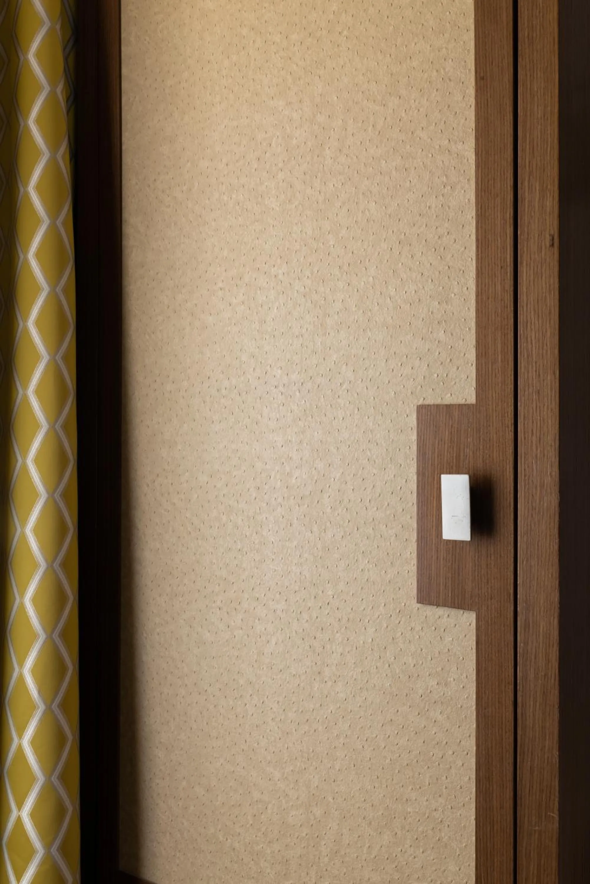 wardrobe in Hôtel Le Colisée