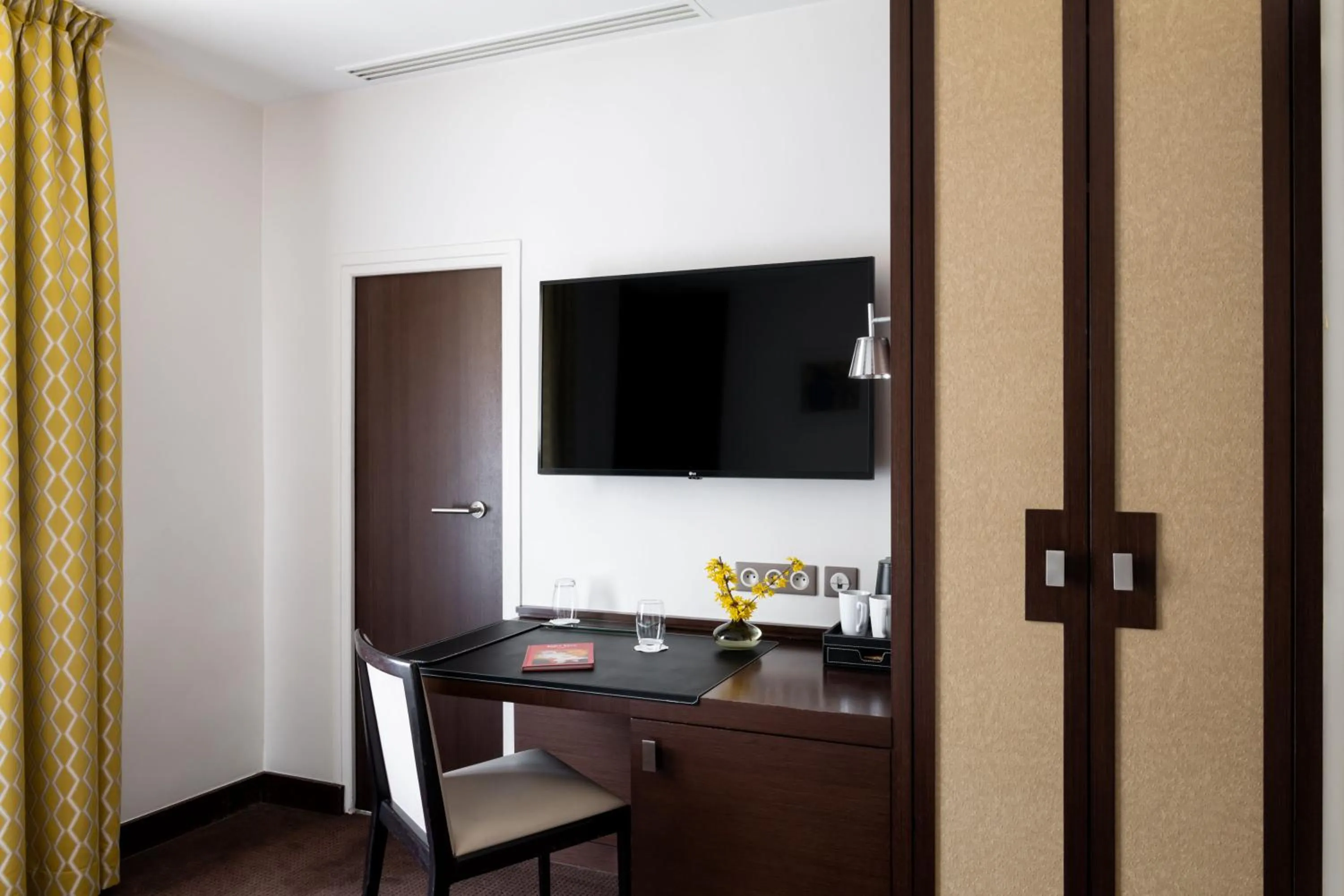 TV and multimedia in Hôtel Le Colisée