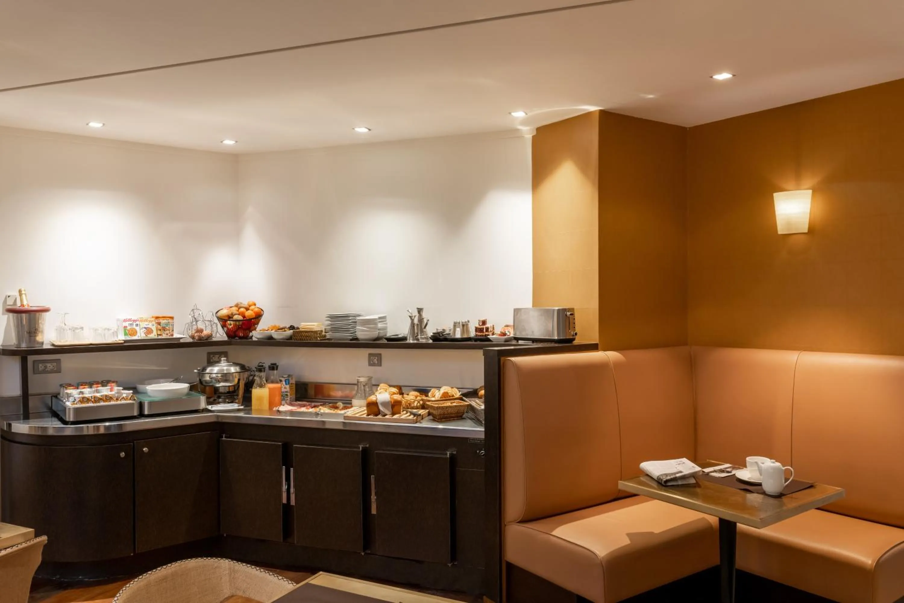 Breakfast in Hôtel Le Colisée