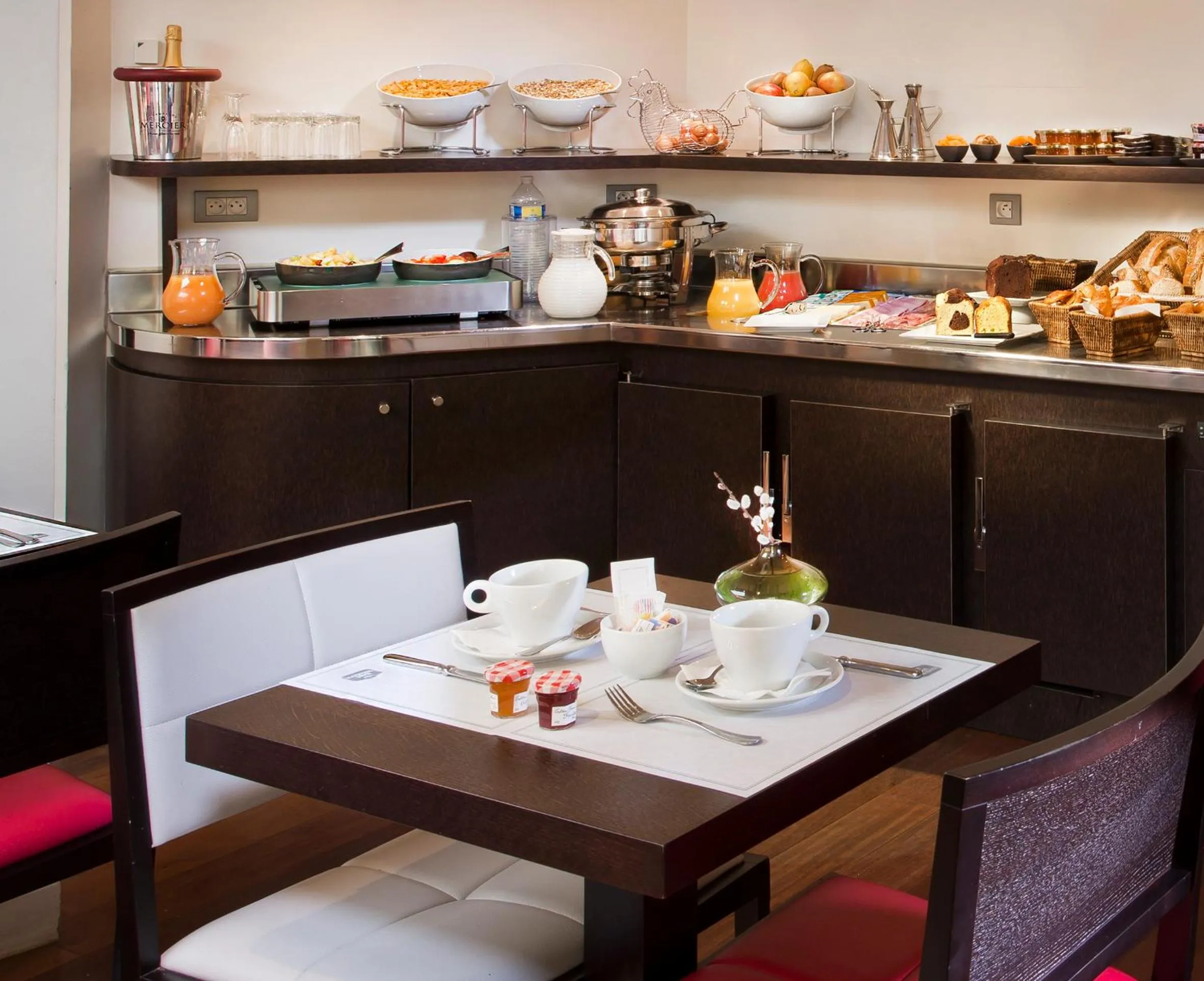 Breakfast in Hôtel Le Colisée