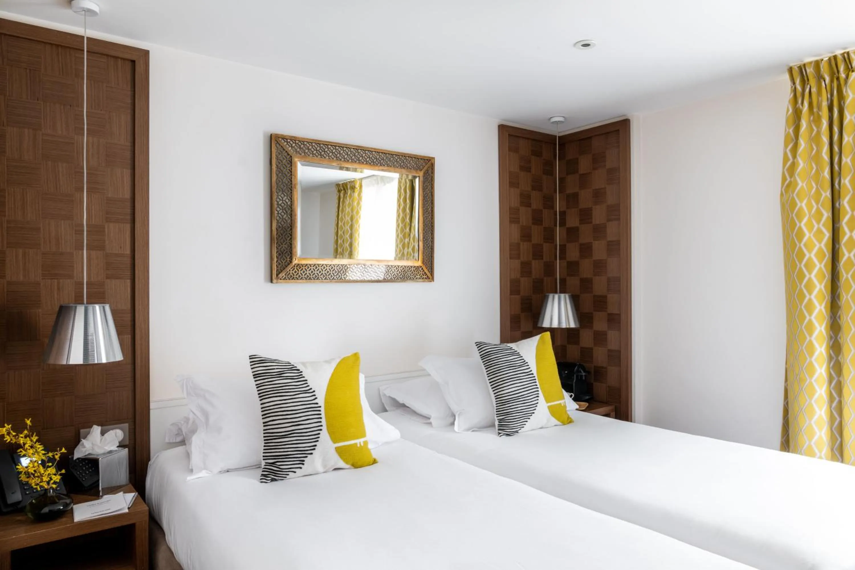 Bedroom, Bed in Hôtel Le Colisée