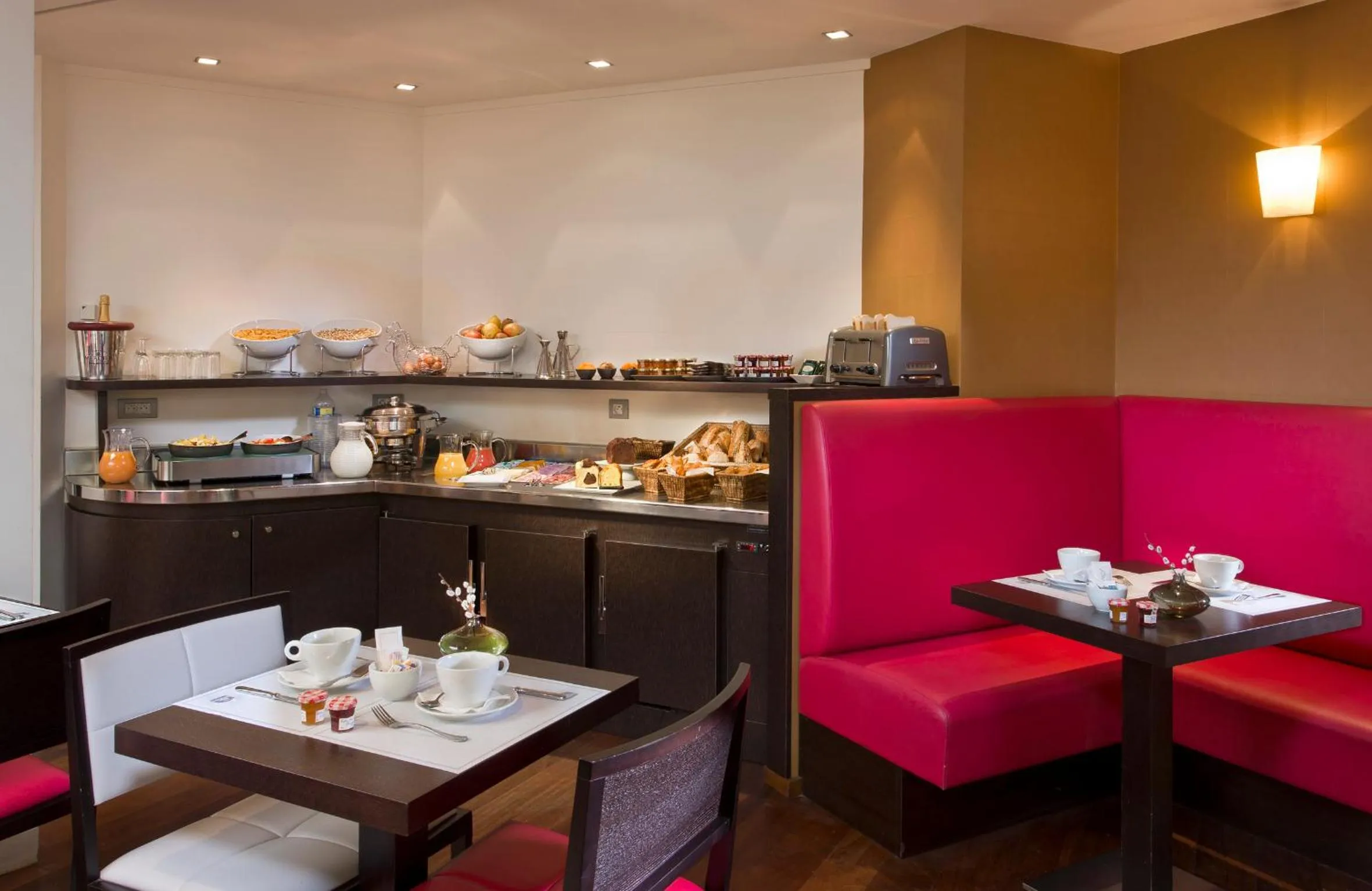 Breakfast in Hôtel Le Colisée